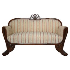Divano in noce Biedermeier del XIX secolo. Vienna, 1825 circa.