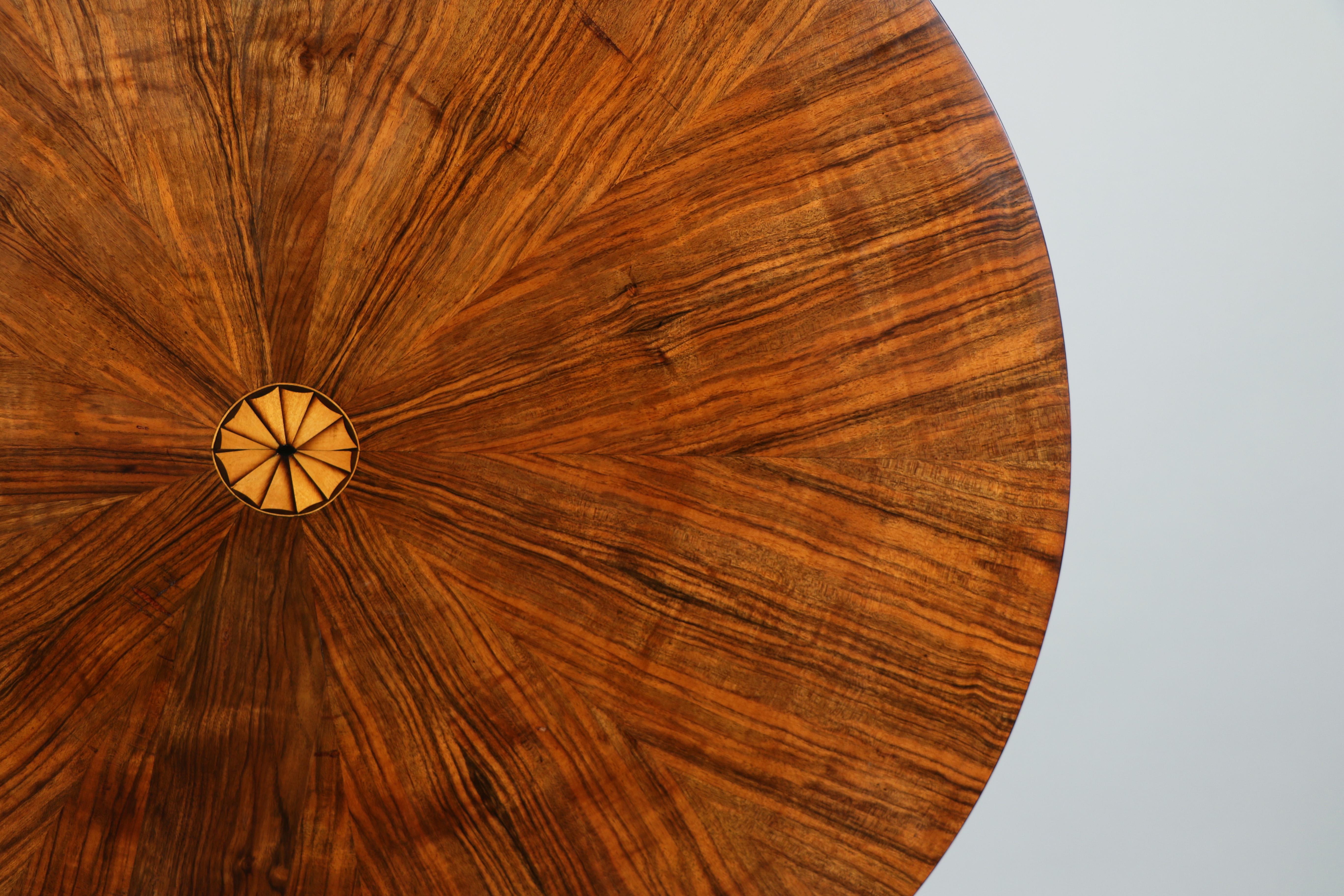 Table Biedermeier en noyer du XIXe siècle. Vienne, vers 1820. en vente 6