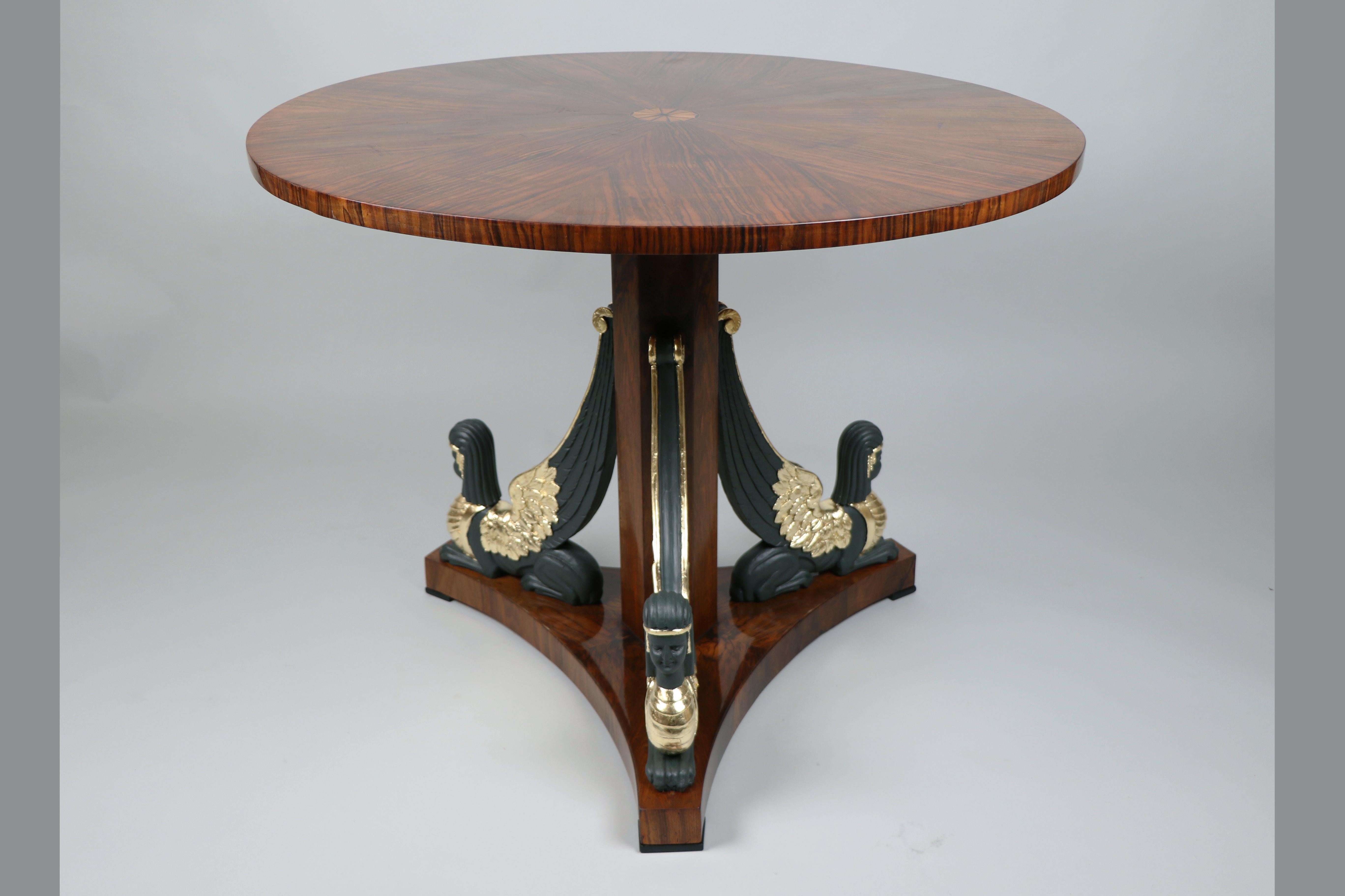 Bonjour,
Ce superbe guéridon en noyer Biedermeier est le meilleur exemple d'une pièce viennoise de qualité supérieure datant d'environ 1820. La table est un magnifique exemple du début du Biedermeier avec des influences de style Empire.

Le