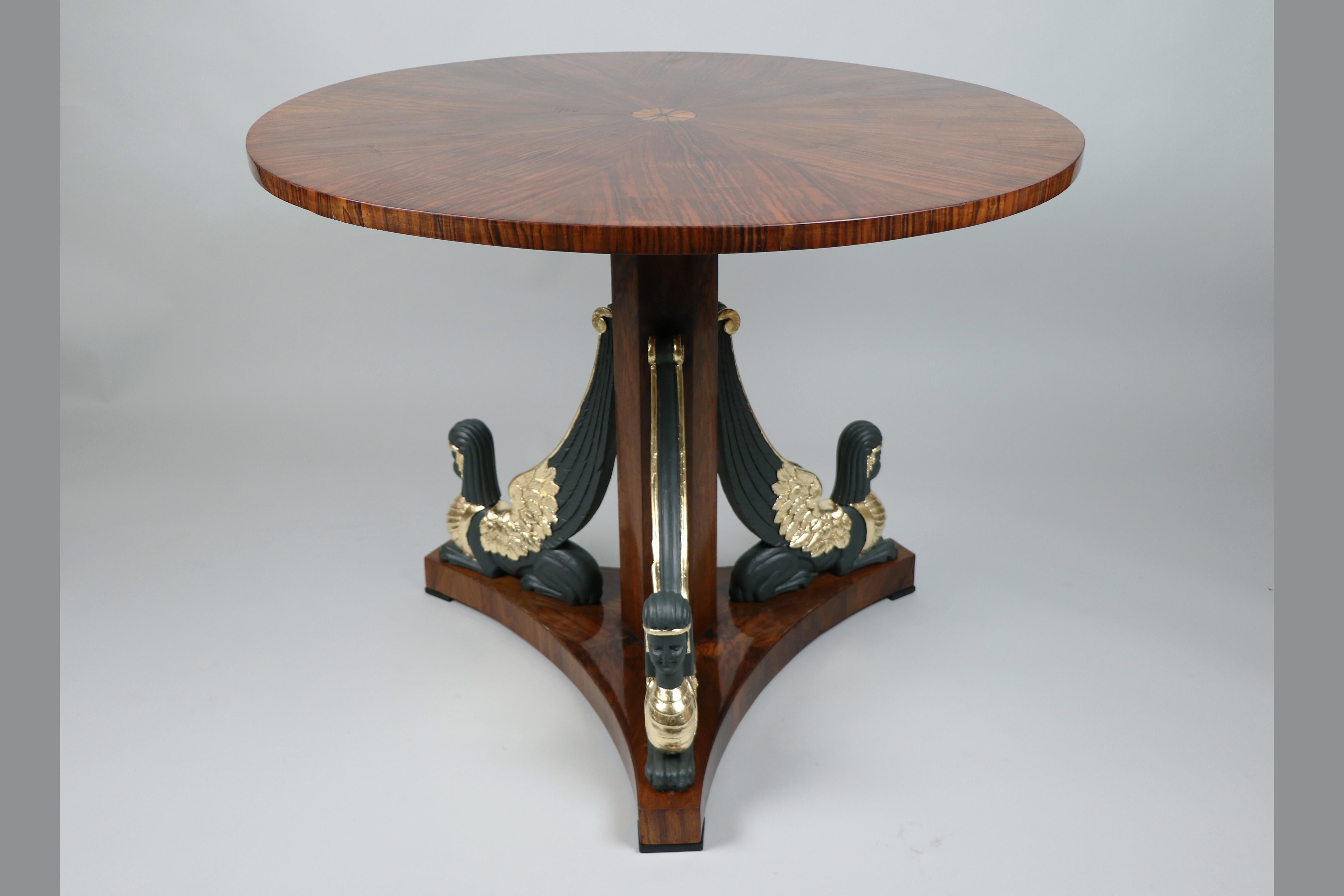 Biedermeier-Tisch aus Nussbaumholz aus dem 19. Jahrhundert. Wiener Stadt, um 1820. (Ebonisiert) im Angebot