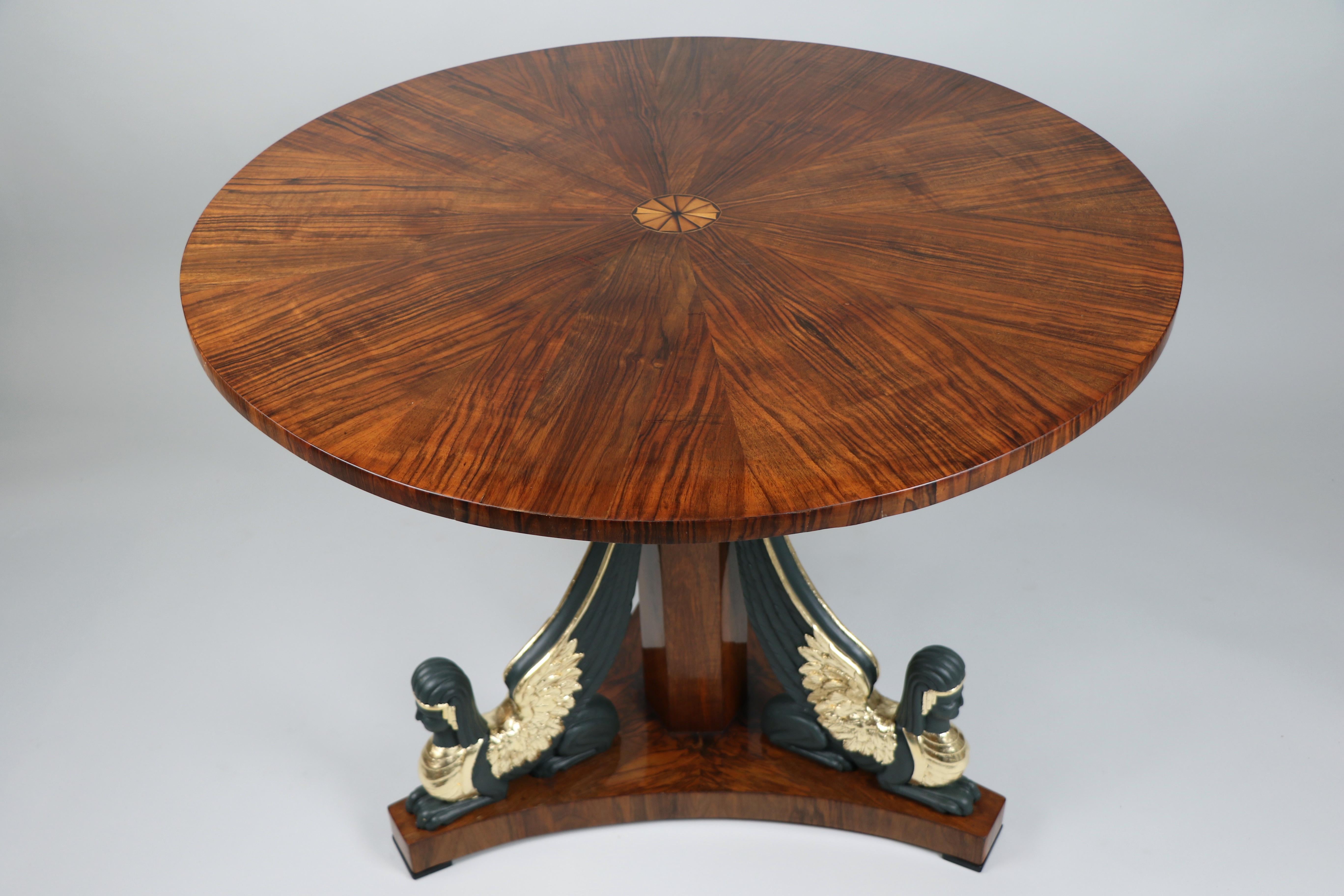 Table Biedermeier en noyer du XIXe siècle. Vienne, vers 1820. Bon état - En vente à Vienna, AT