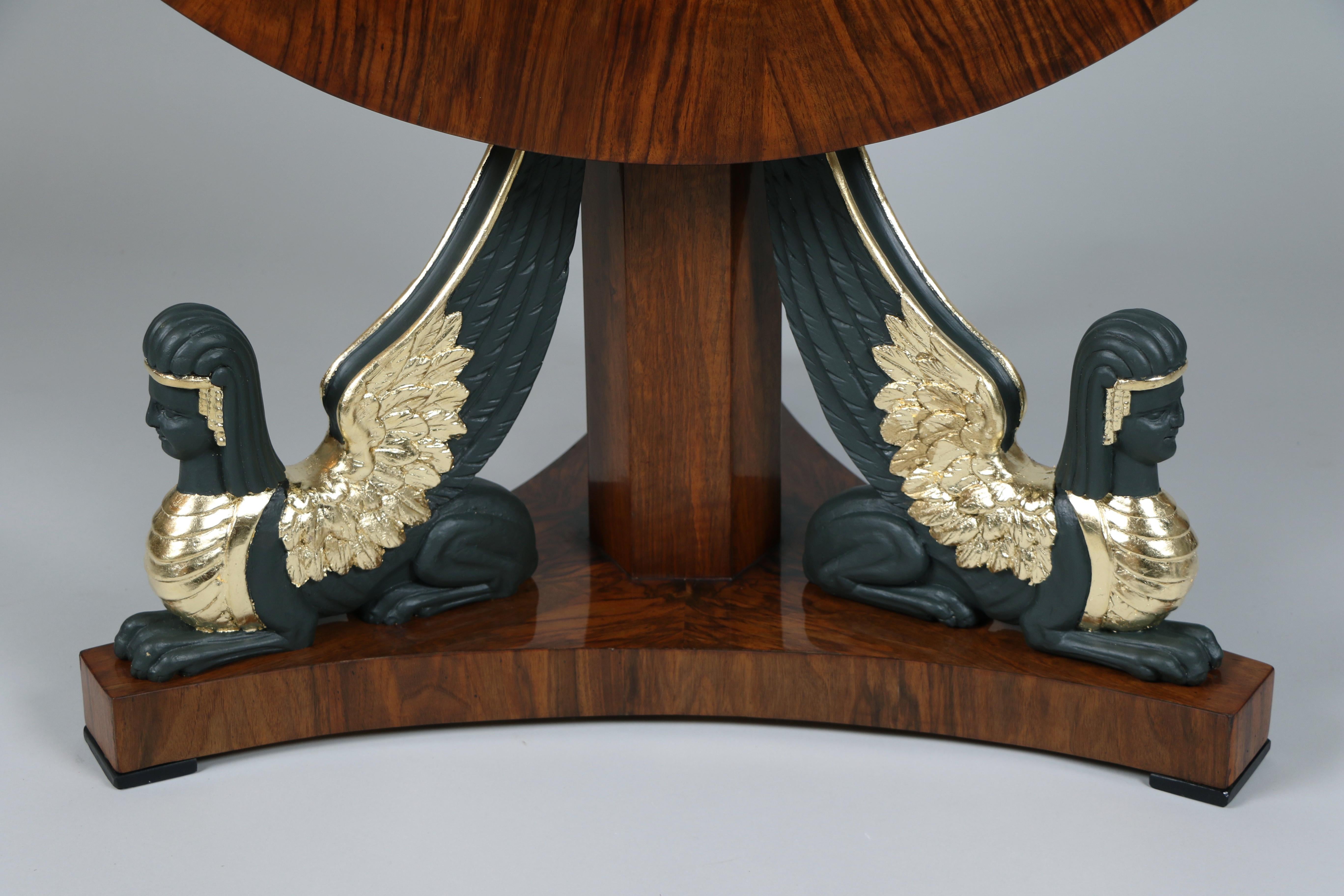 Noyer Table Biedermeier en noyer du XIXe siècle. Vienne, vers 1820. en vente