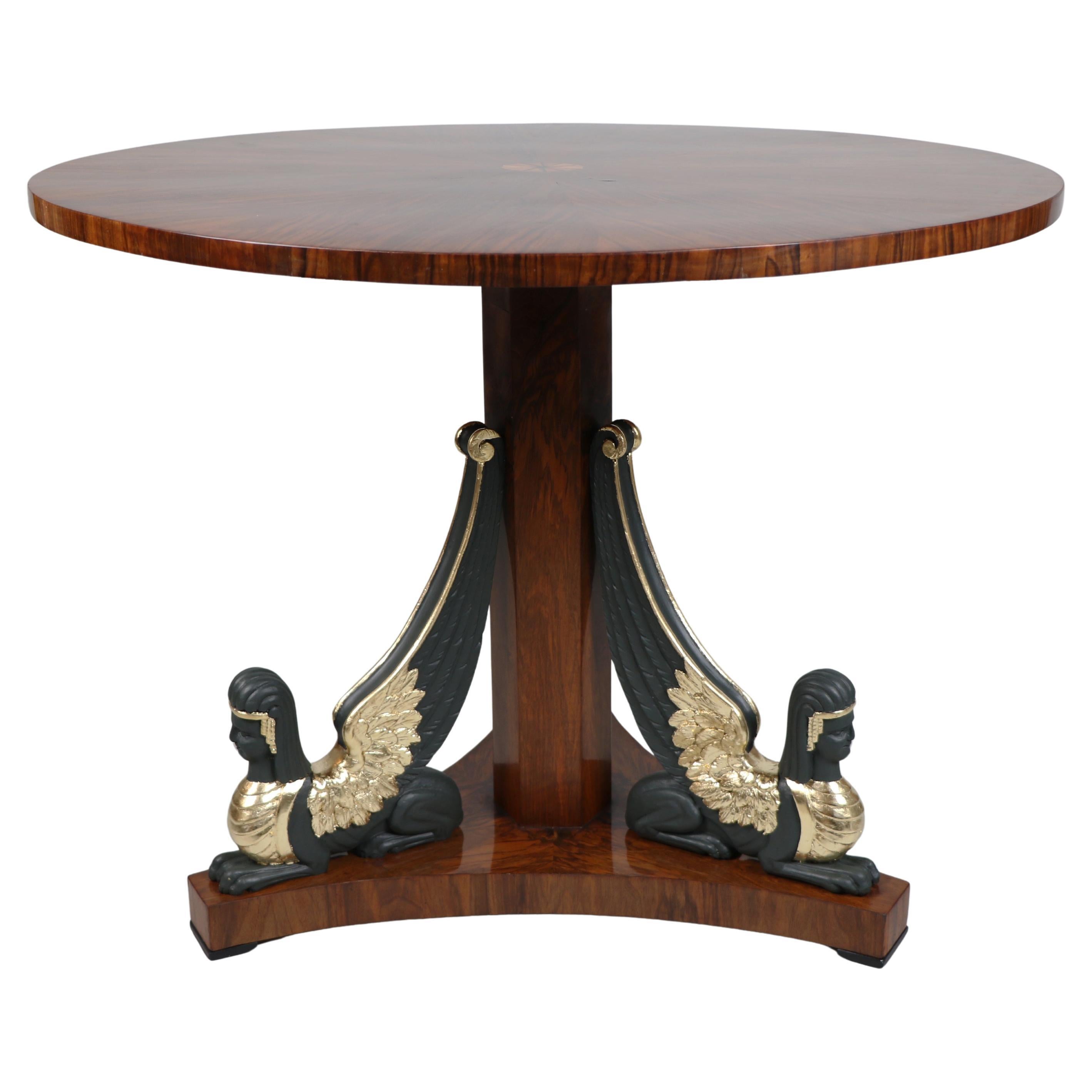 Biedermeier-Tisch aus Nussbaumholz aus dem 19. Jahrhundert. Wiener Stadt, um 1820.