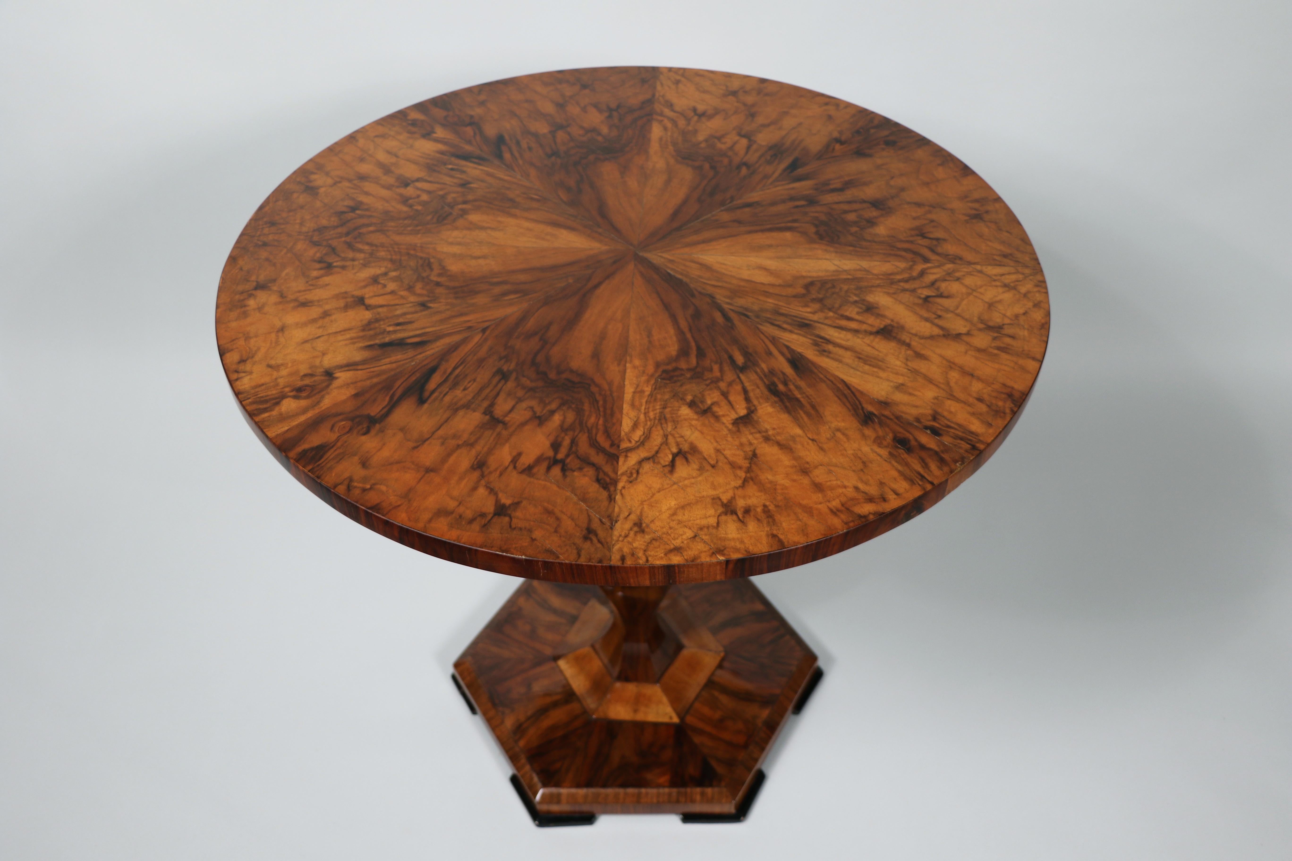 19th Century Fine Biedermeier Walnut Table. Vienna, c. 1825-30. 7