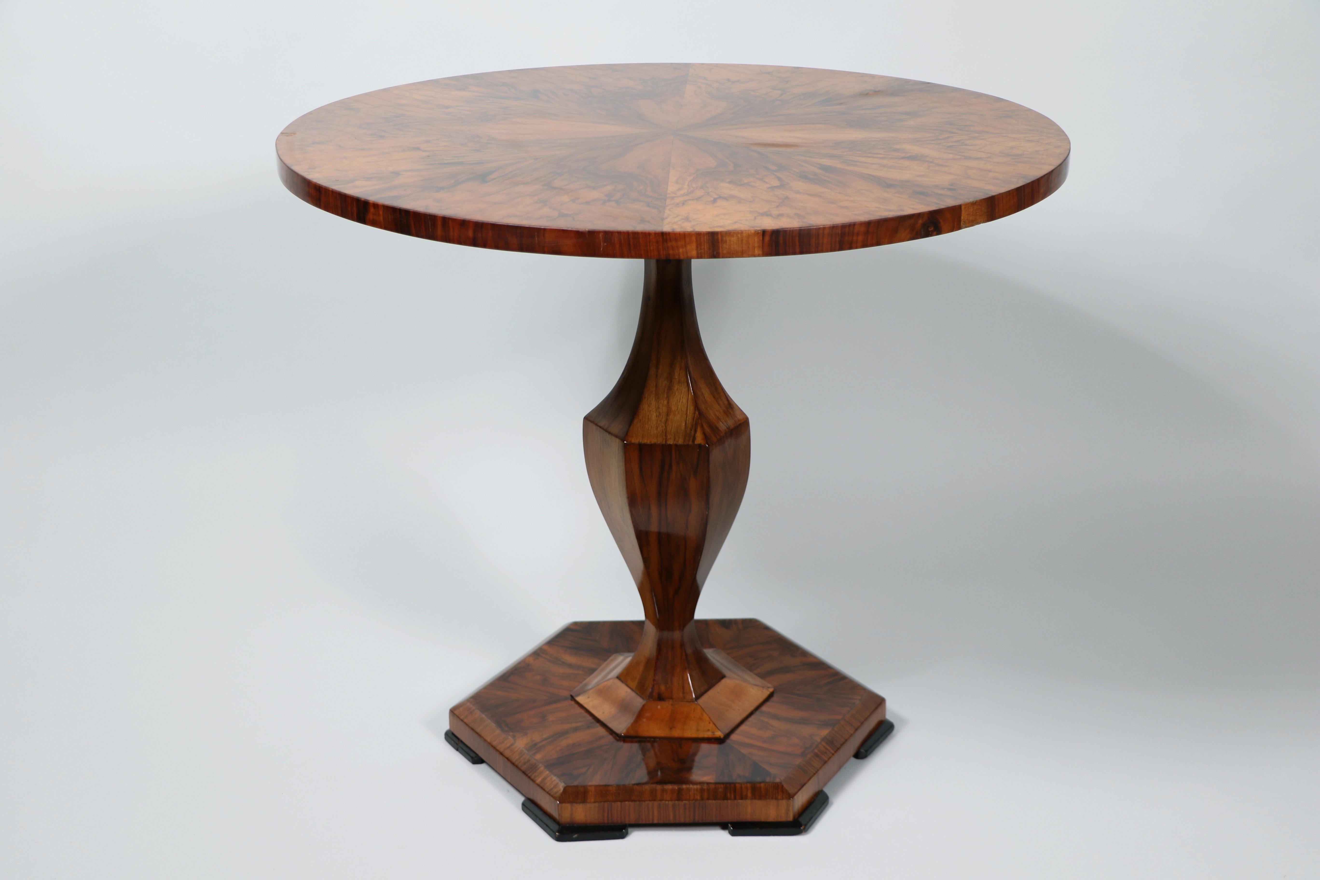 19th Century Fine Biedermeier Walnut Table. Vienna, c. 1825-30. 8