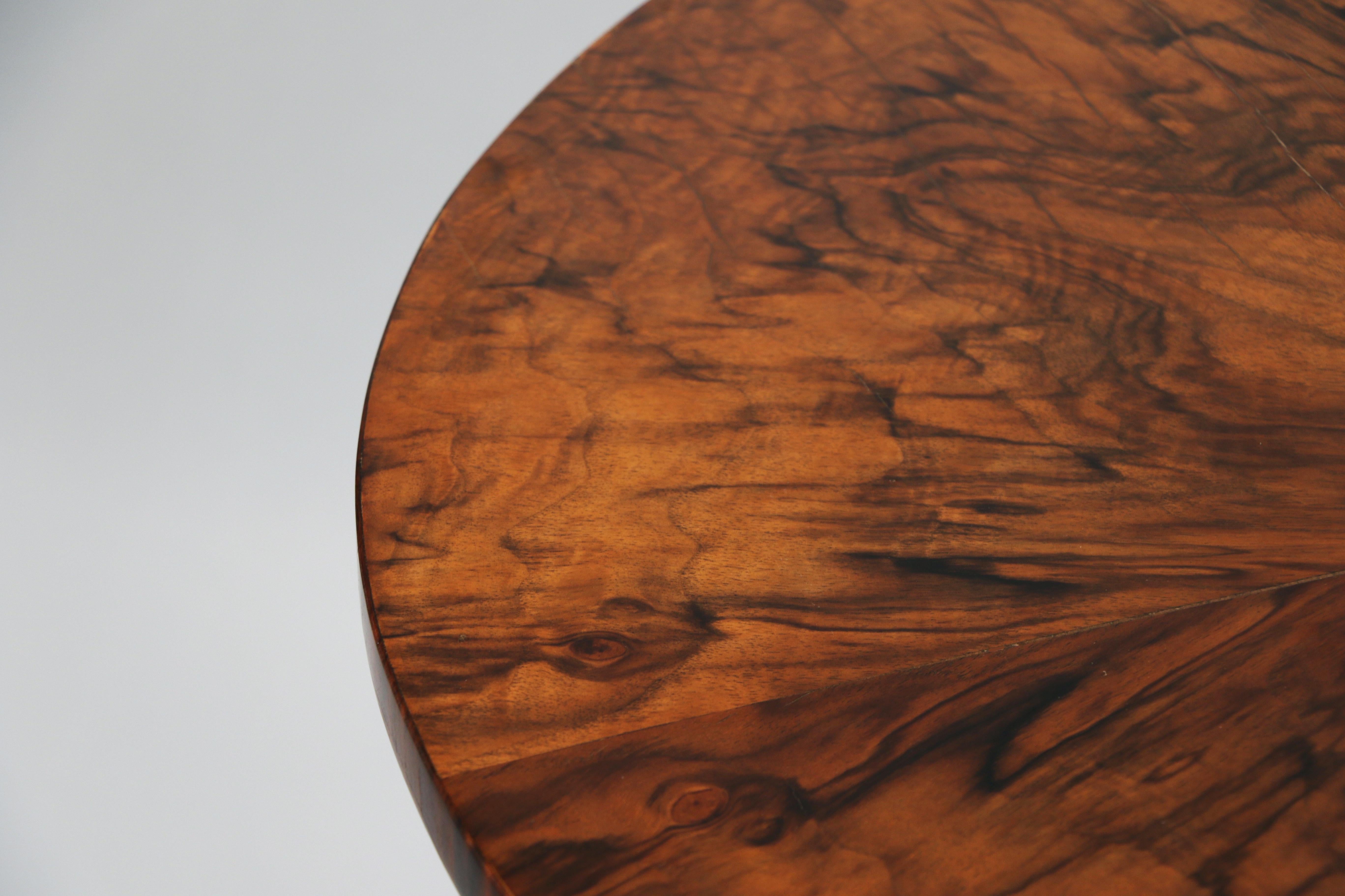19th Century Fine Biedermeier Walnut Table. Vienna, c. 1825-30. 9