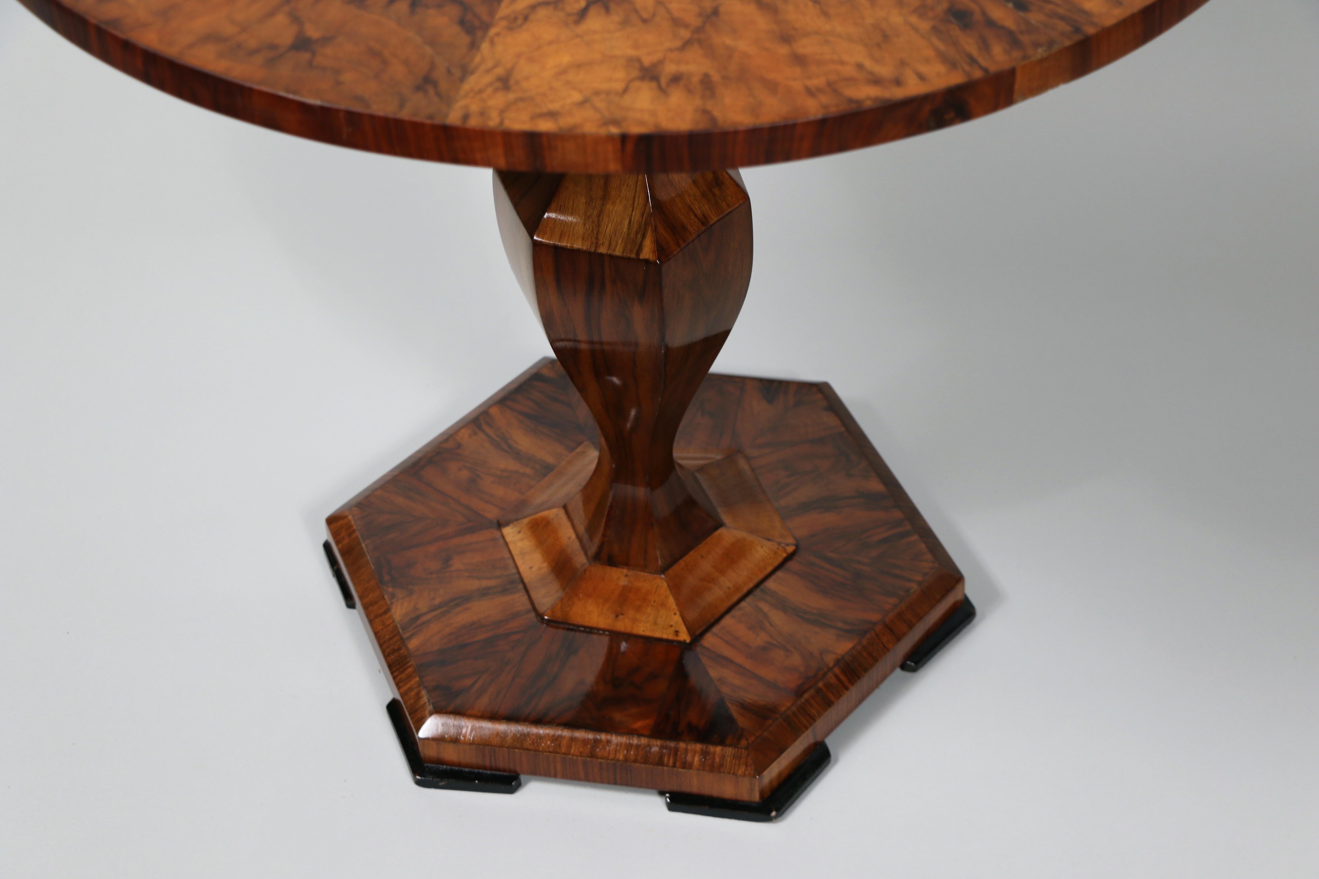 19th Century Fine Biedermeier Walnut Table. Vienna, c. 1825-30. 10