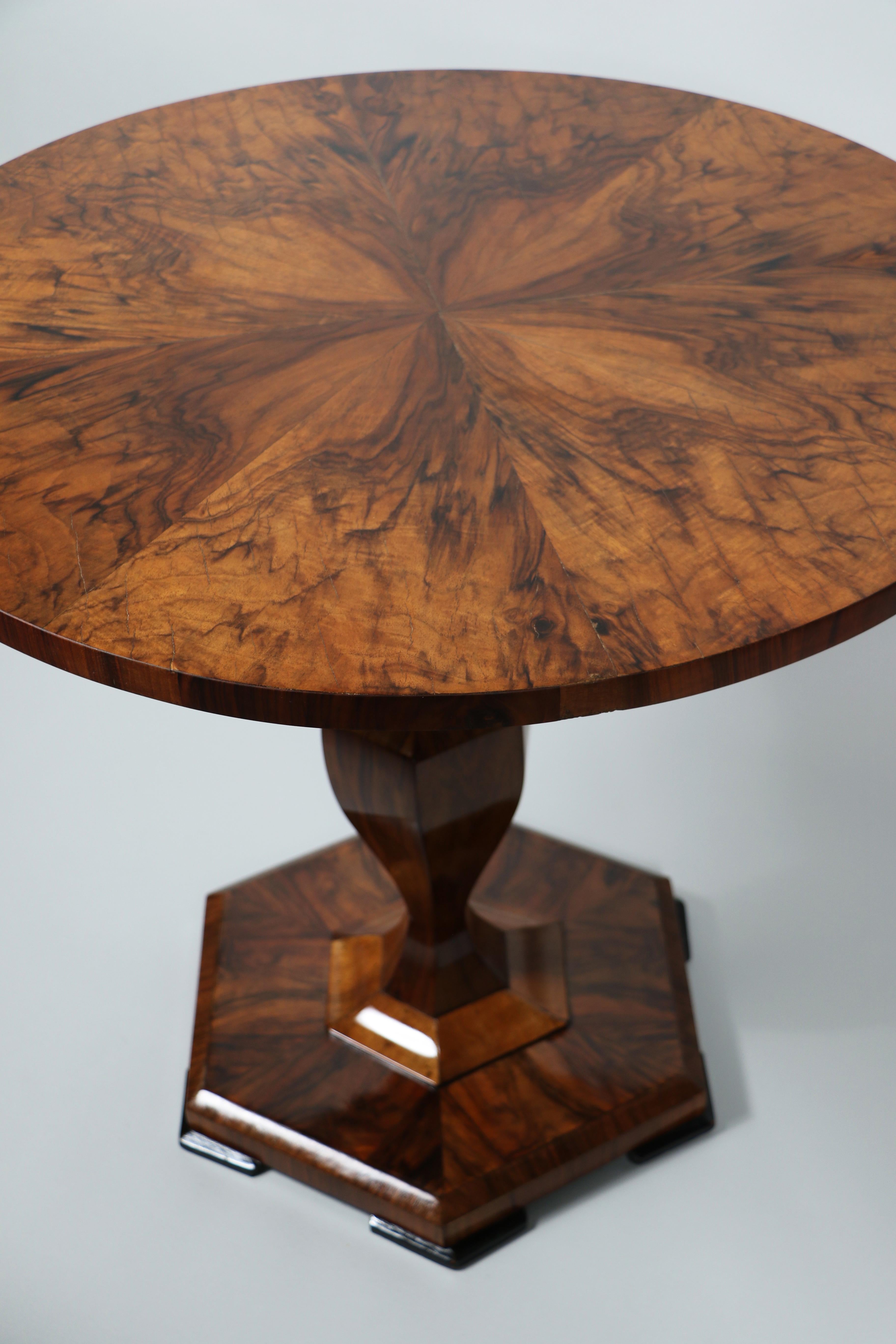 19th Century Fine Biedermeier Walnut Table. Vienna, c. 1825-30. 11