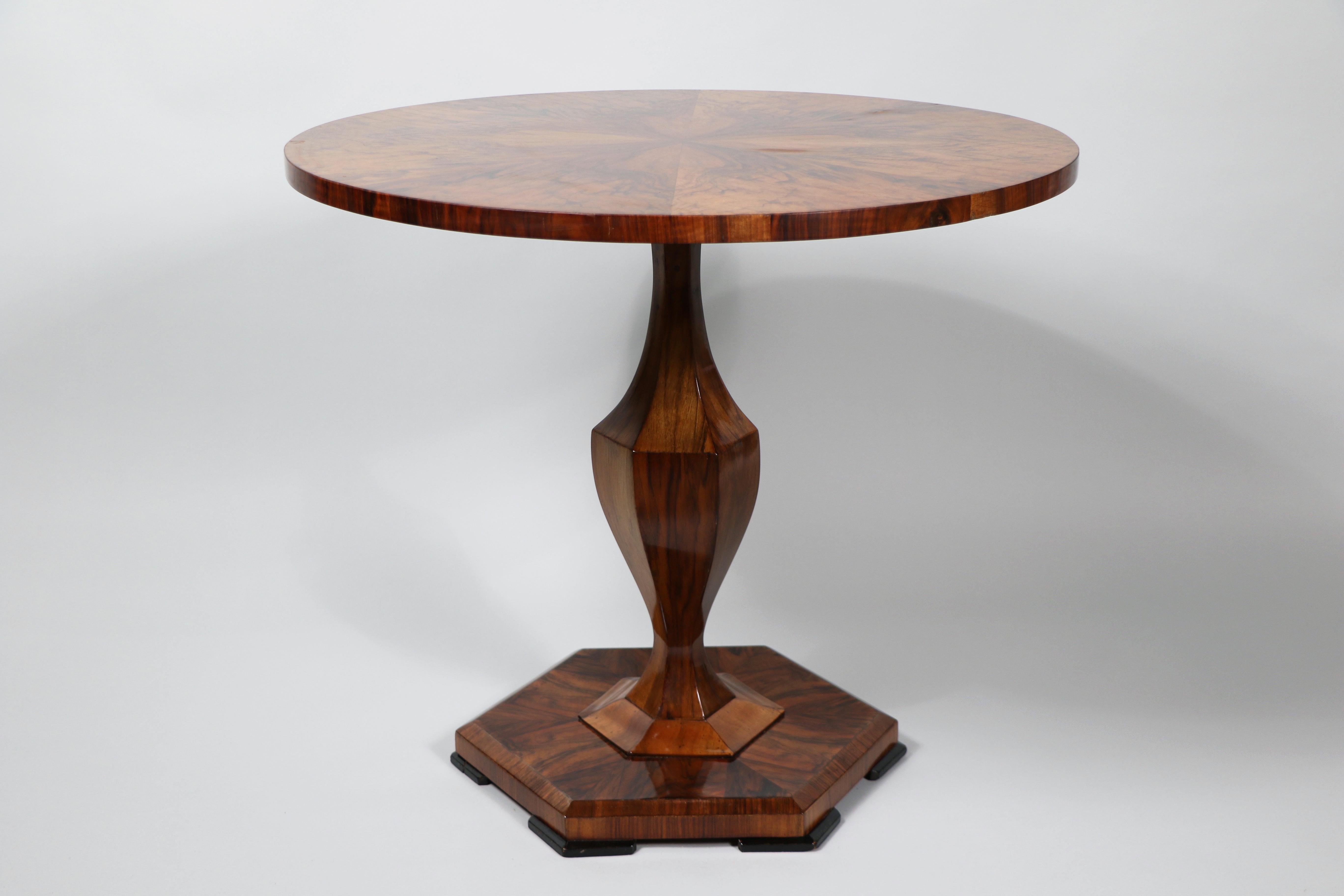 19th Century Fine Biedermeier Walnut Table. Vienna, c. 1825-30. 14