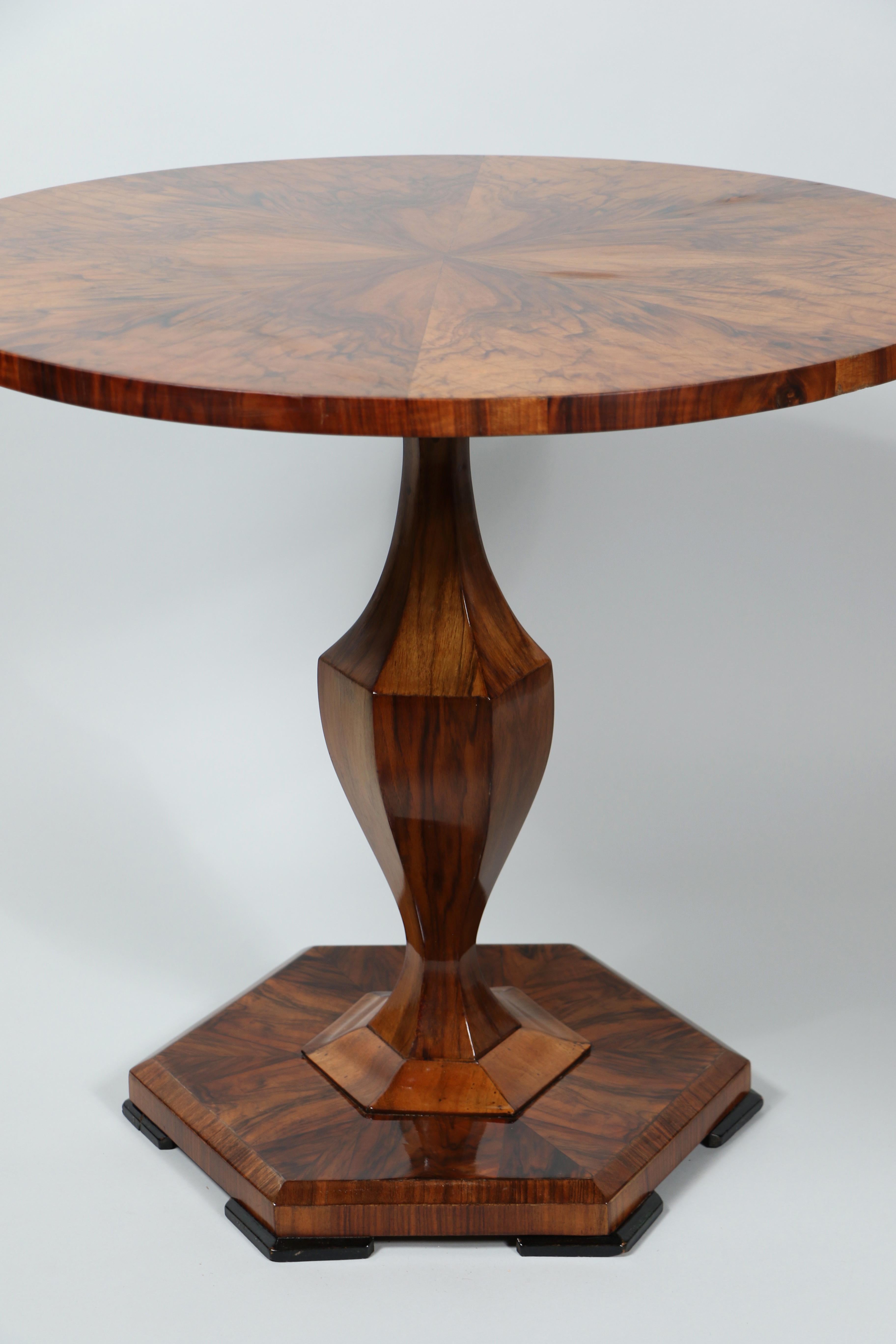 Austrian 19th Century Fine Biedermeier Walnut Table. Vienna, c. 1825-30.