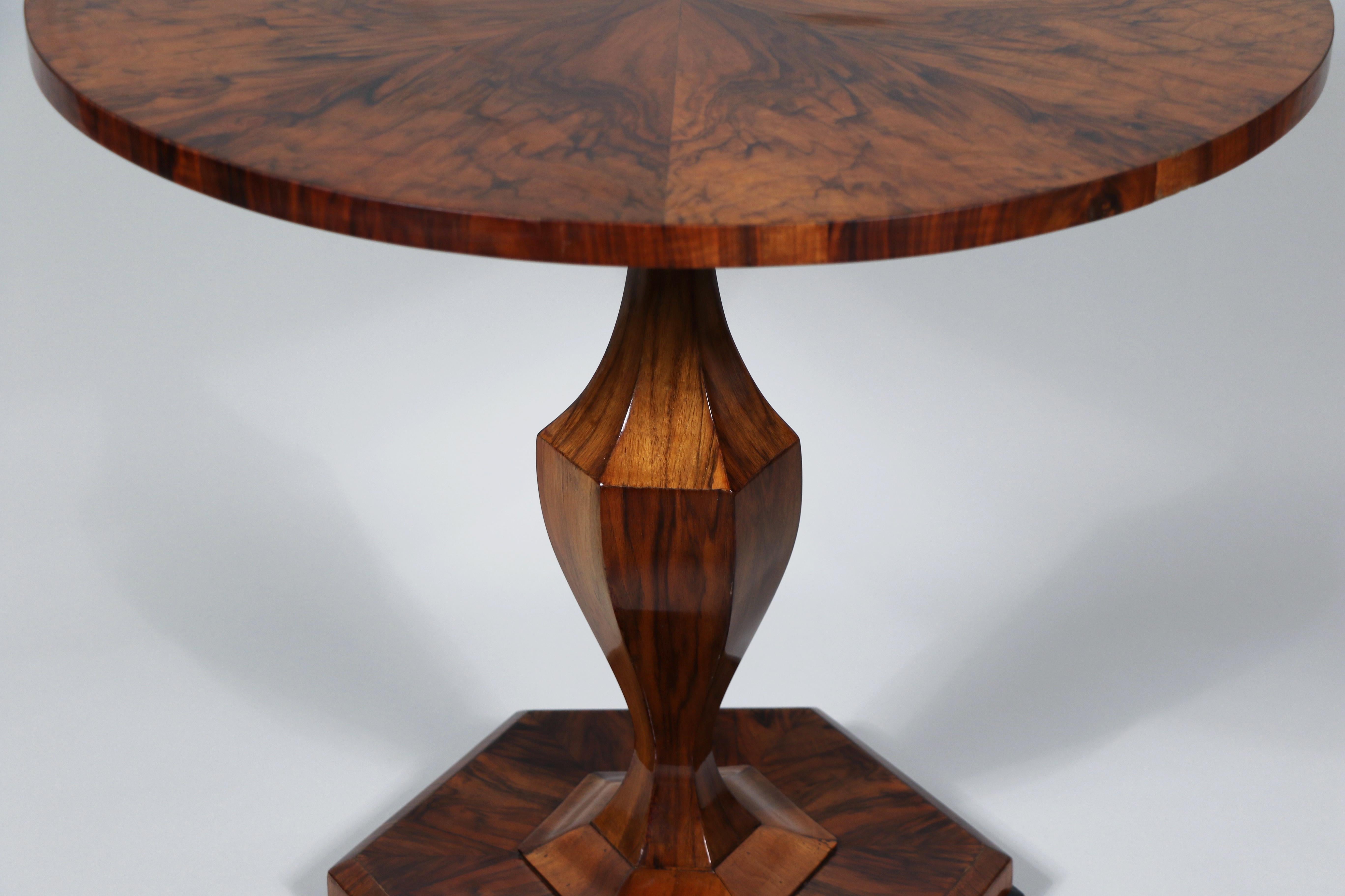 19th Century Fine Biedermeier Walnut Table. Vienna, c. 1825-30. 2