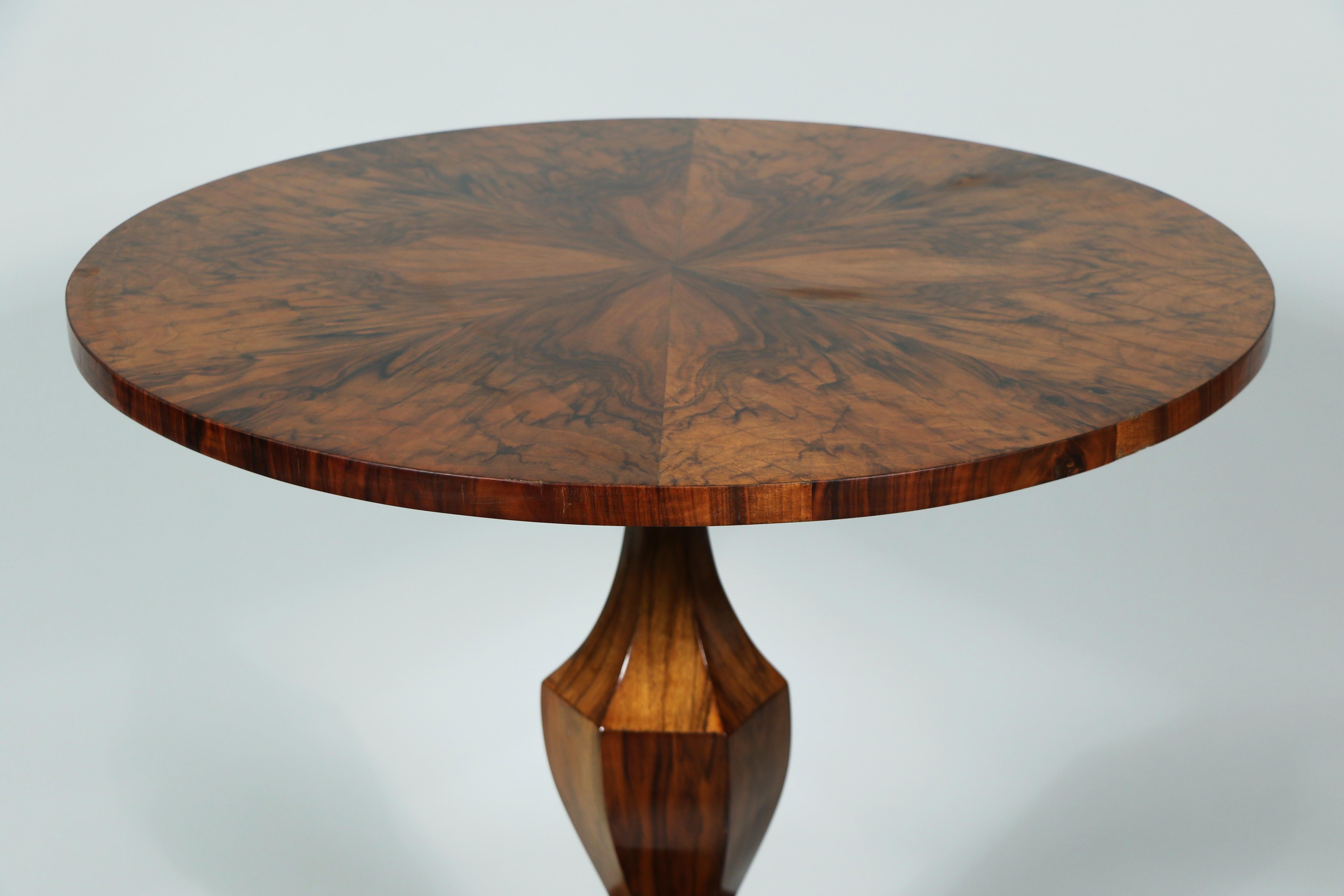 19th Century Fine Biedermeier Walnut Table. Vienna, c. 1825-30. 4