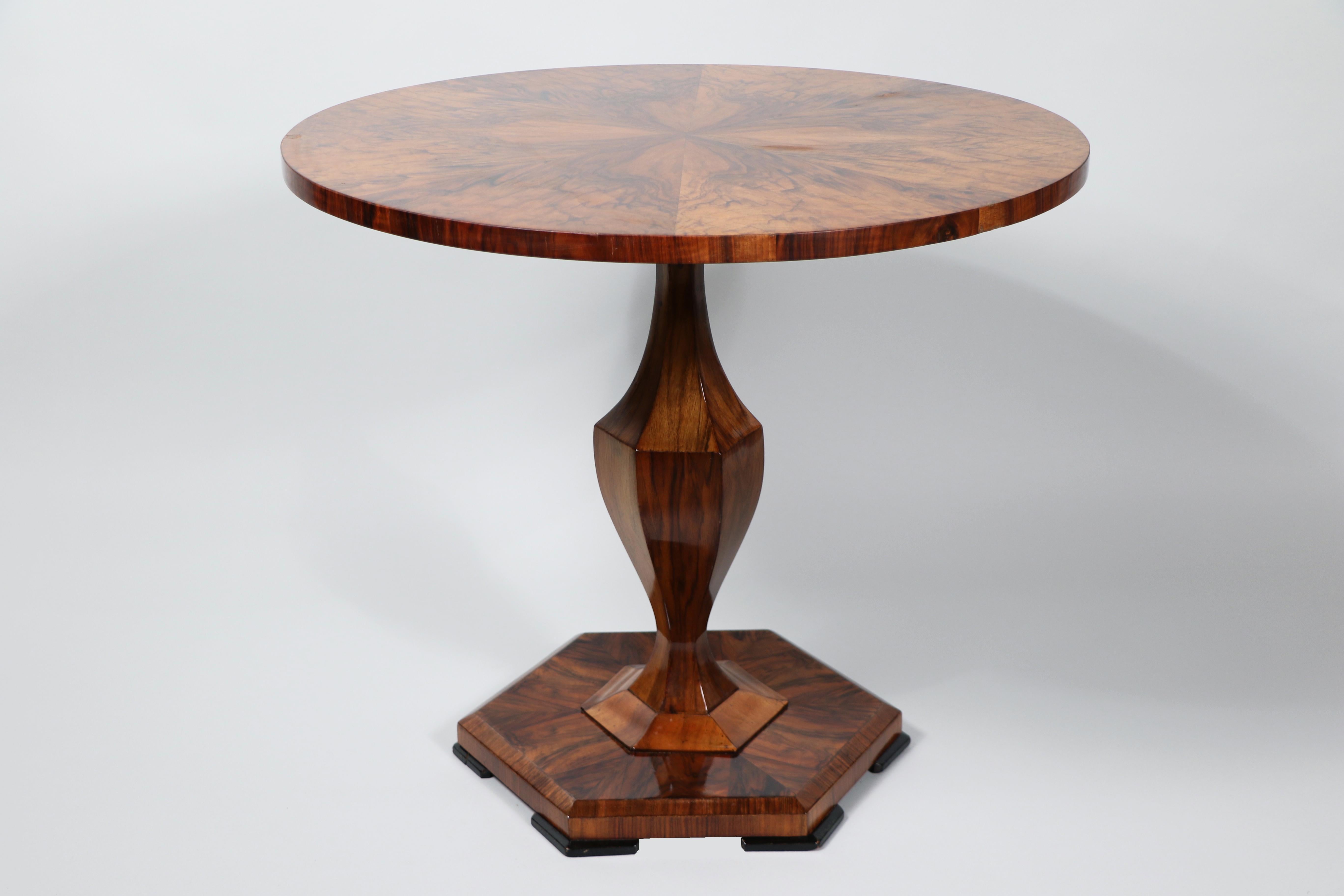 19th Century Fine Biedermeier Walnut Table. Vienna, c. 1825-30. 3