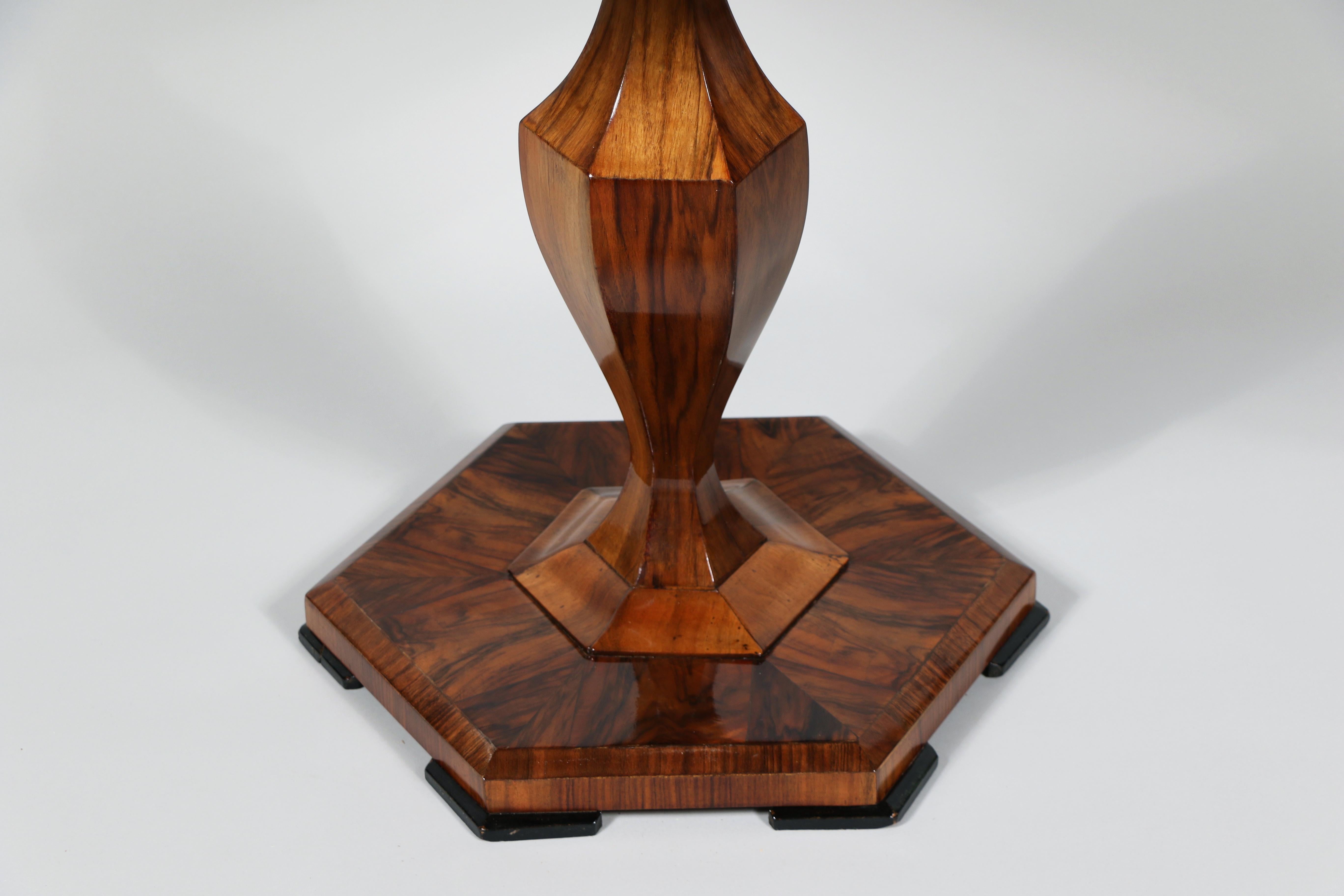 19th Century Fine Biedermeier Walnut Table. Vienna, c. 1825-30. 5