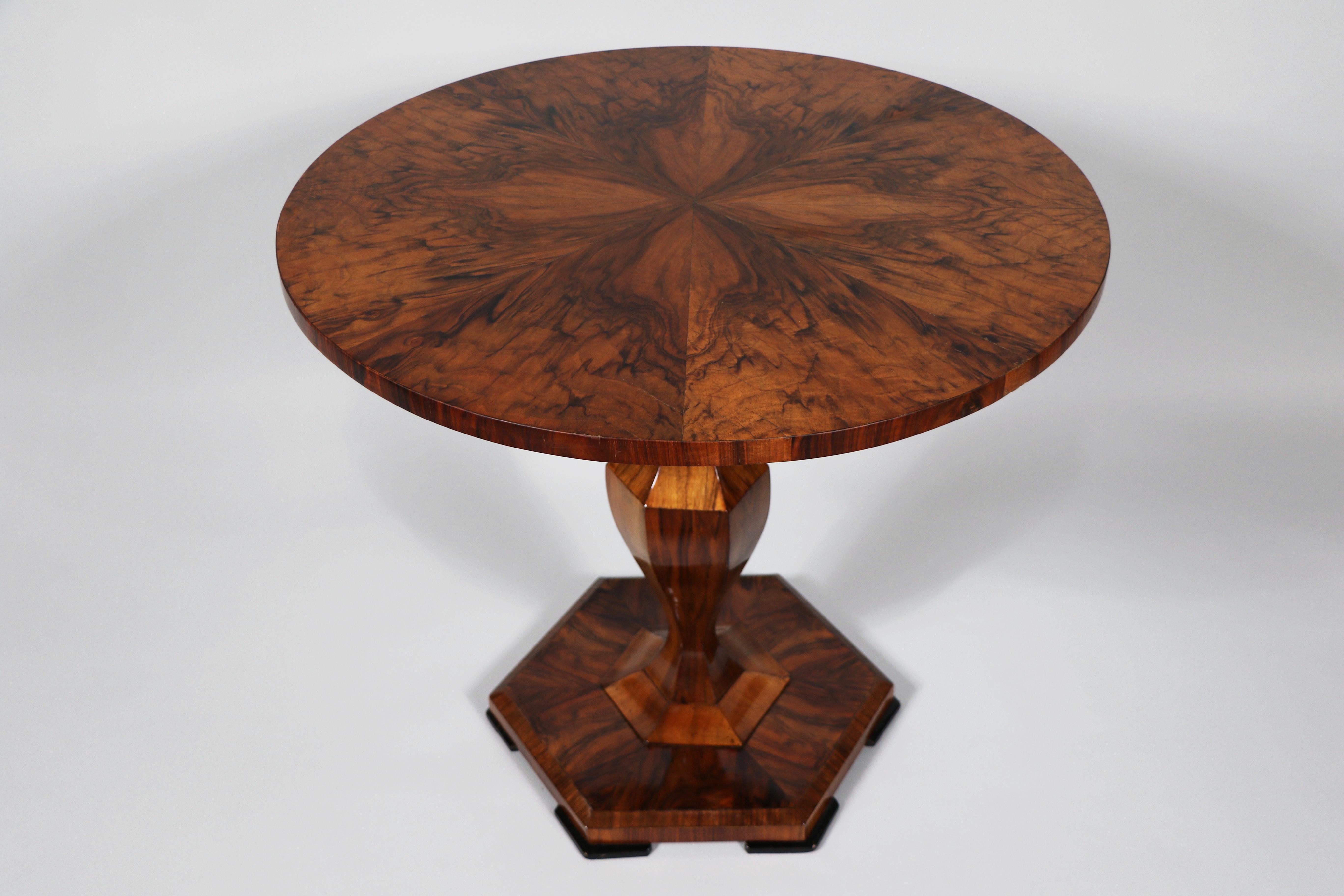 19th Century Fine Biedermeier Walnut Table. Vienna, c. 1825-30. 6
