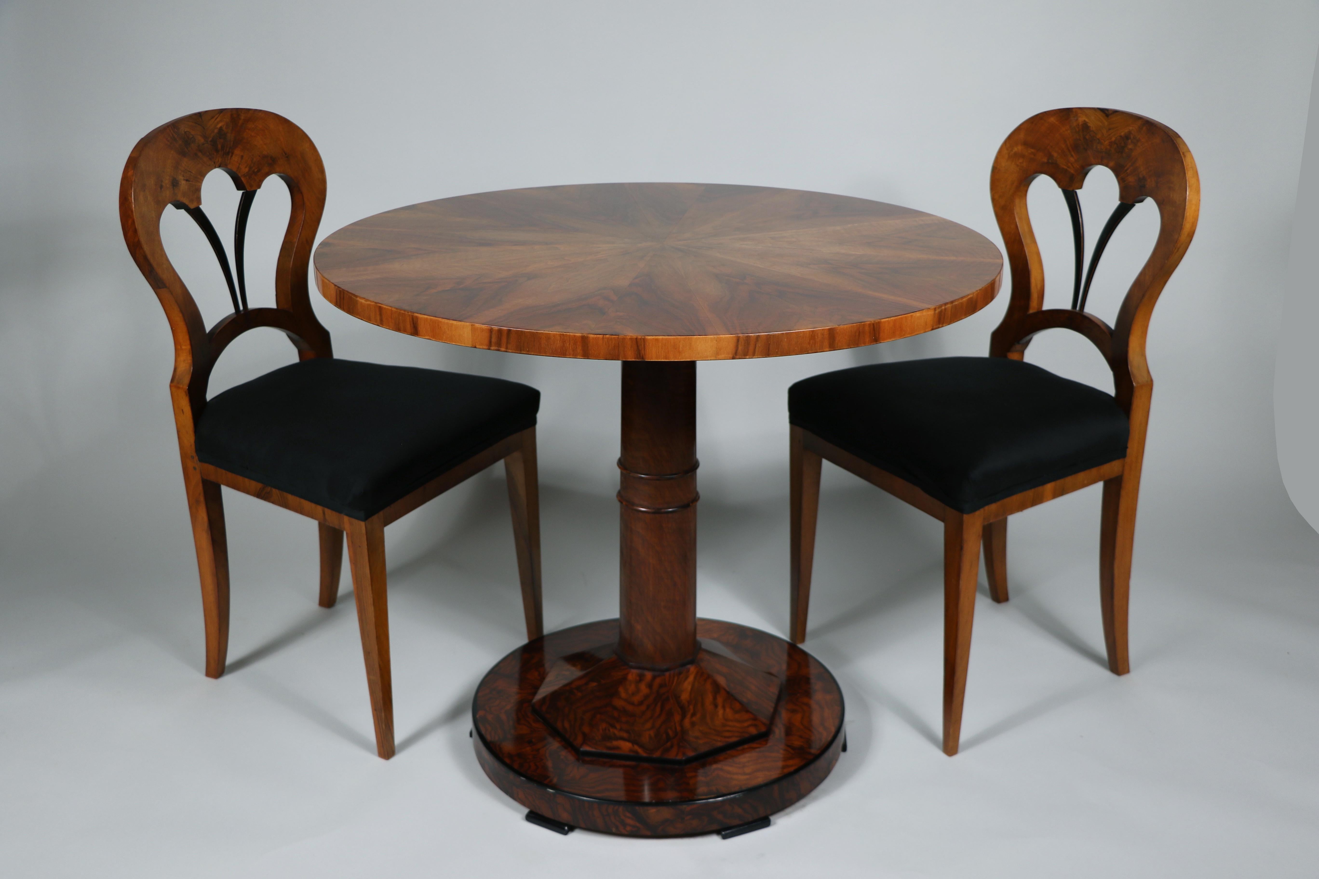 19th Century Biedermeier Walnut Table. Vienna, c. 1825. 6