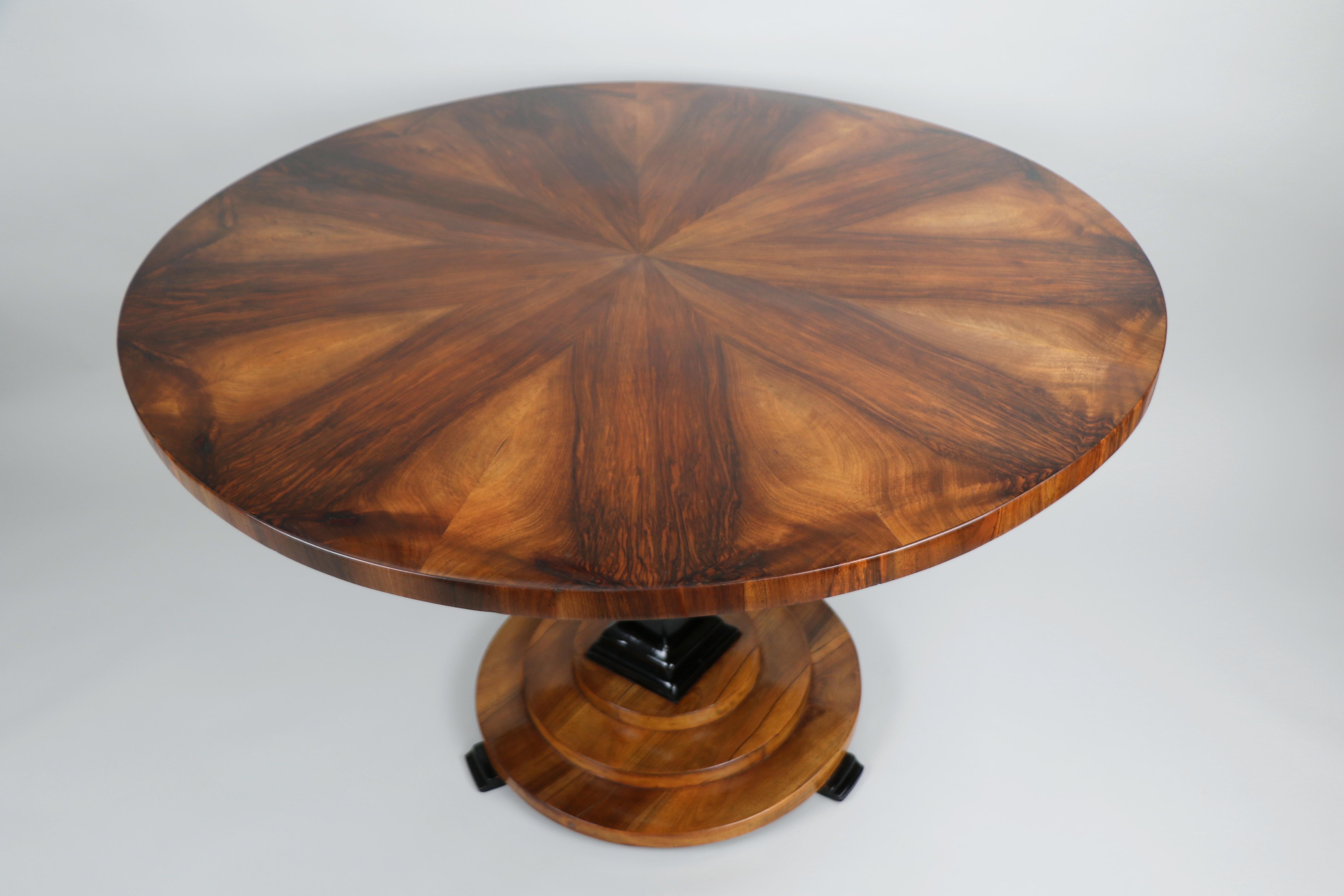 Table Biedermeier en noyer du XIXe siècle. Vienne, vers 1825. en vente 4
