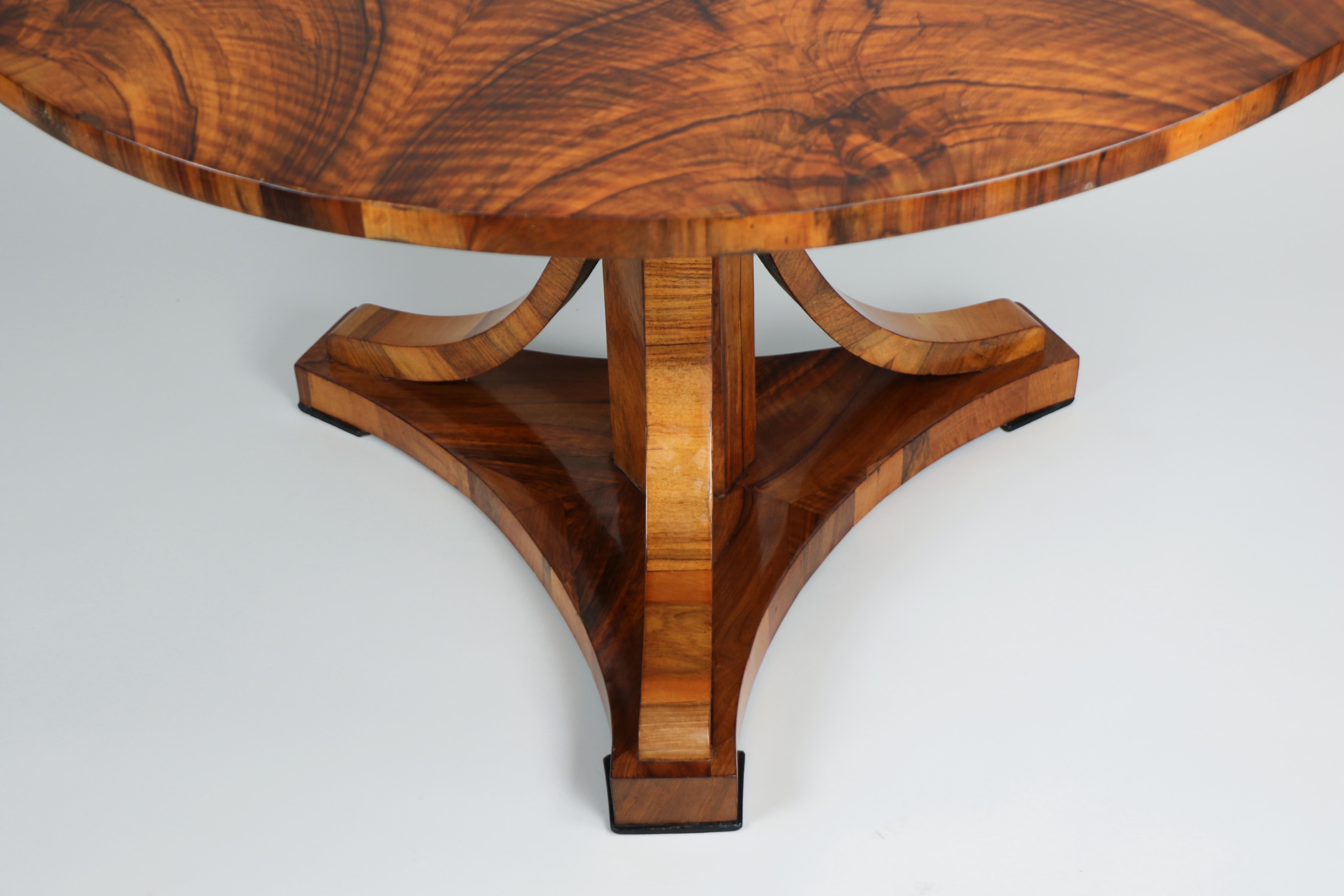 Table Biedermeier en noyer du XIXe siècle. Vienne, vers 1825. en vente 4