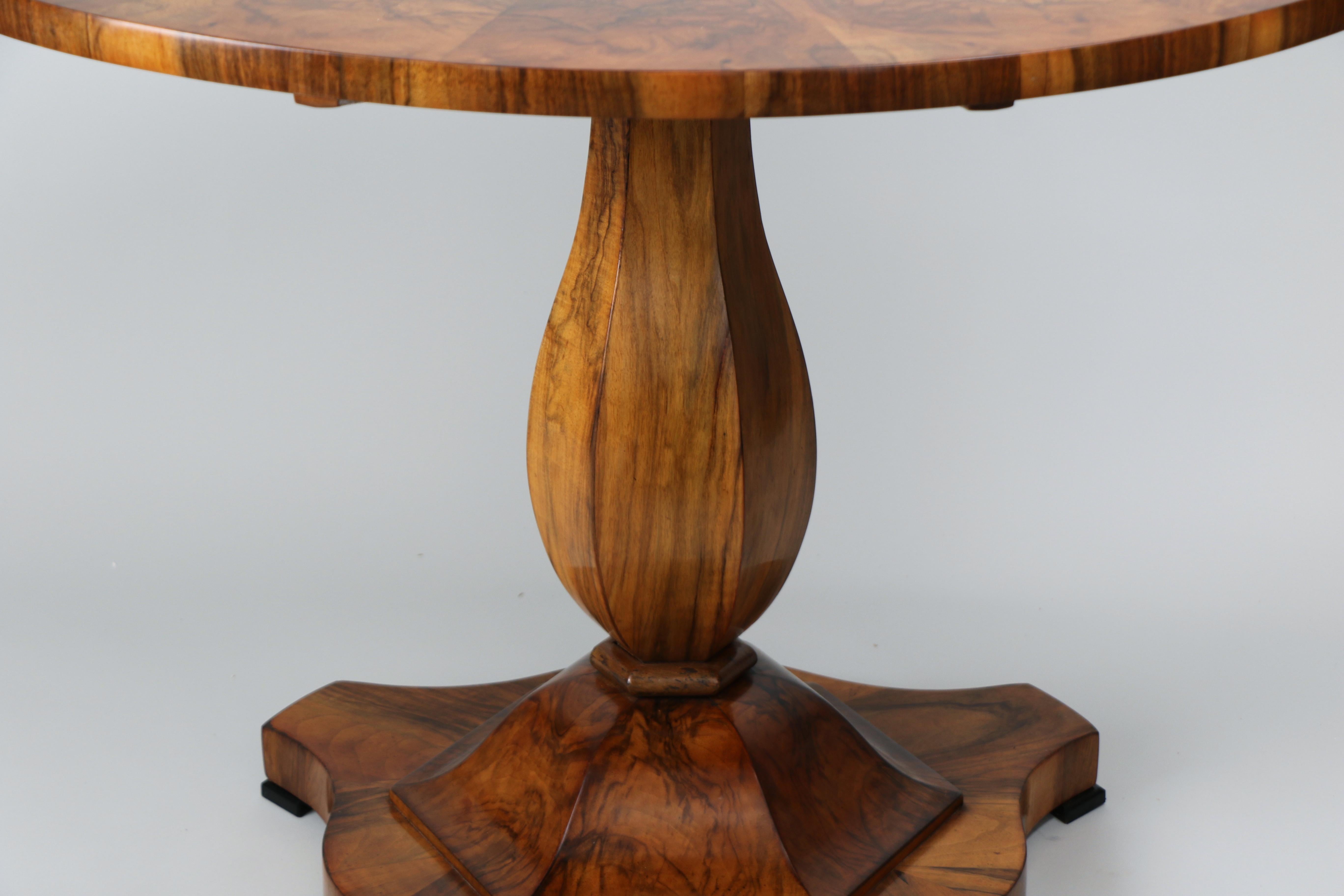 Table Biedermeier en noyer du XIXe siècle. Vienne, vers 1825. en vente 4