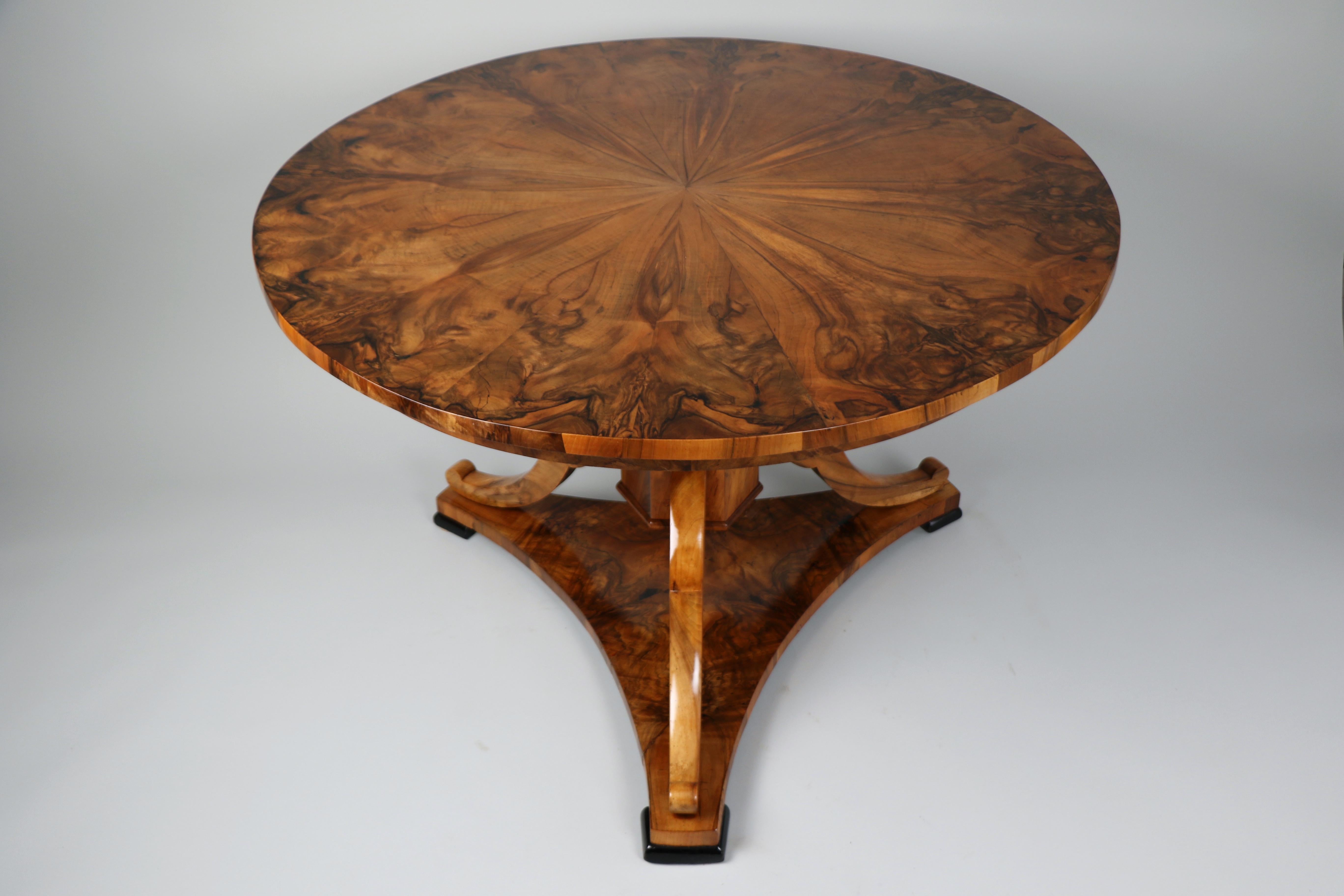 Table Biedermeier en noyer du XIXe siècle. Vienne, vers 1825. en vente 5