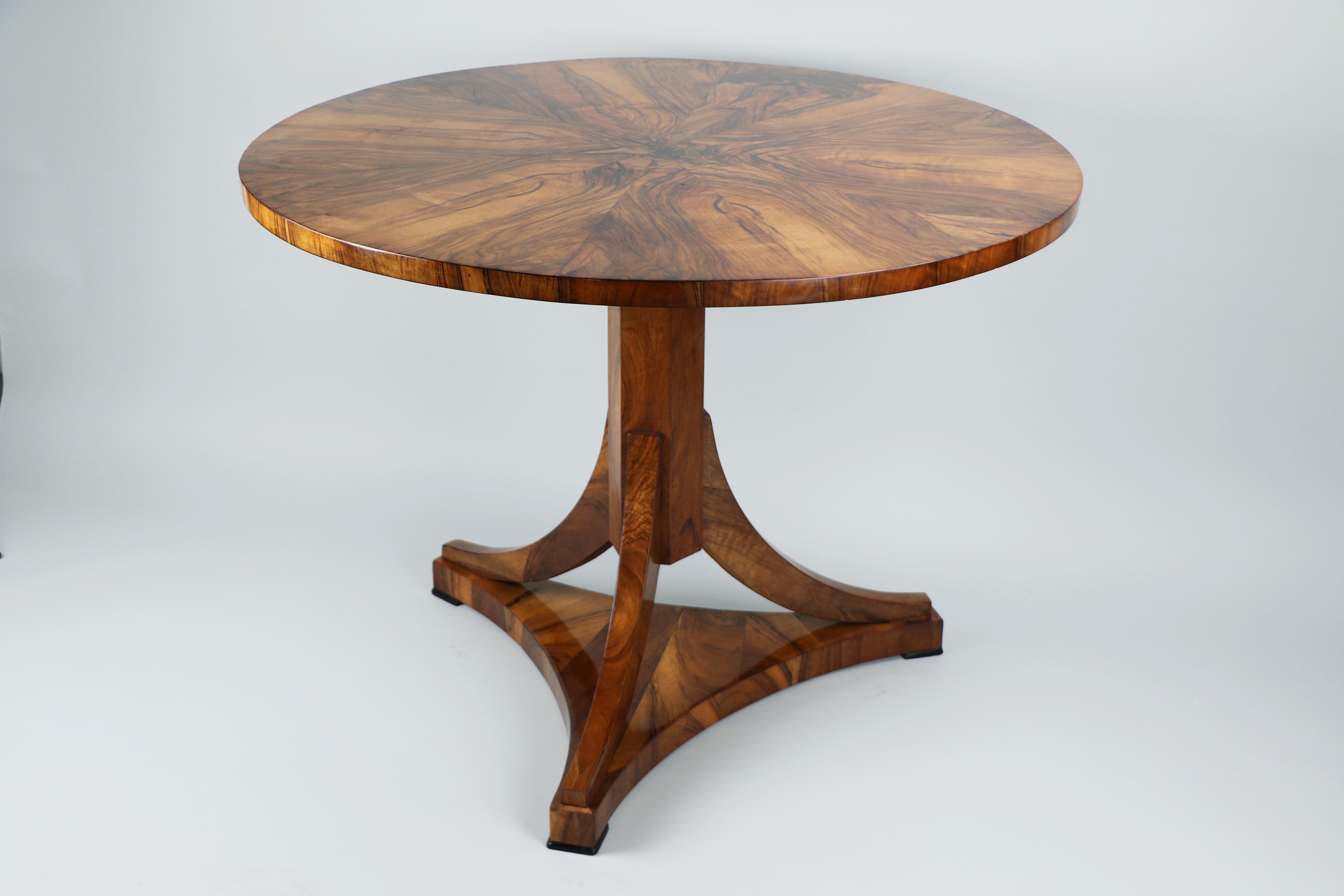 Table Biedermeier en noyer du XIXe siècle. Vienne, vers 1825. en vente 5