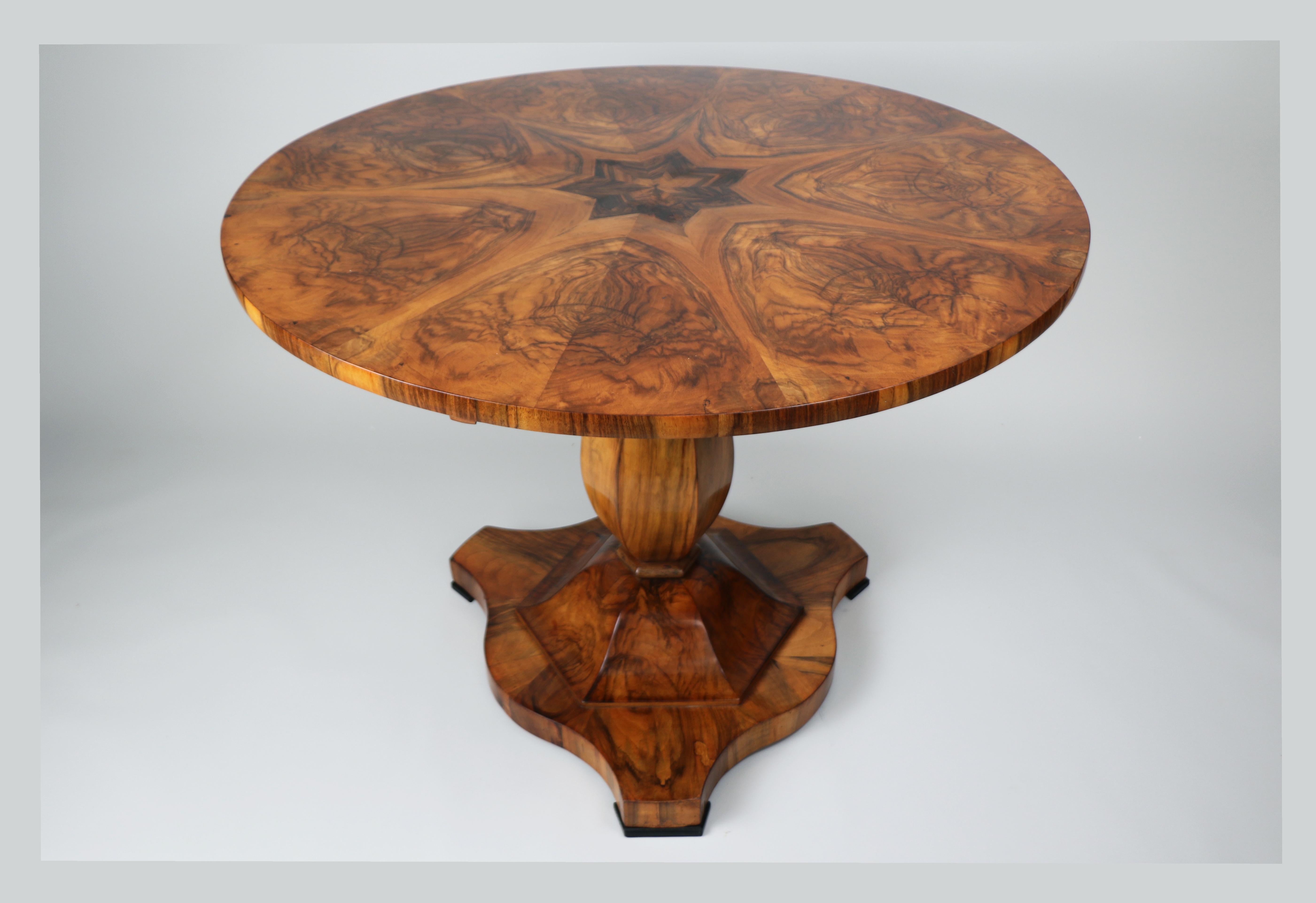 Table Biedermeier en noyer du XIXe siècle. Vienne, vers 1825. en vente 5