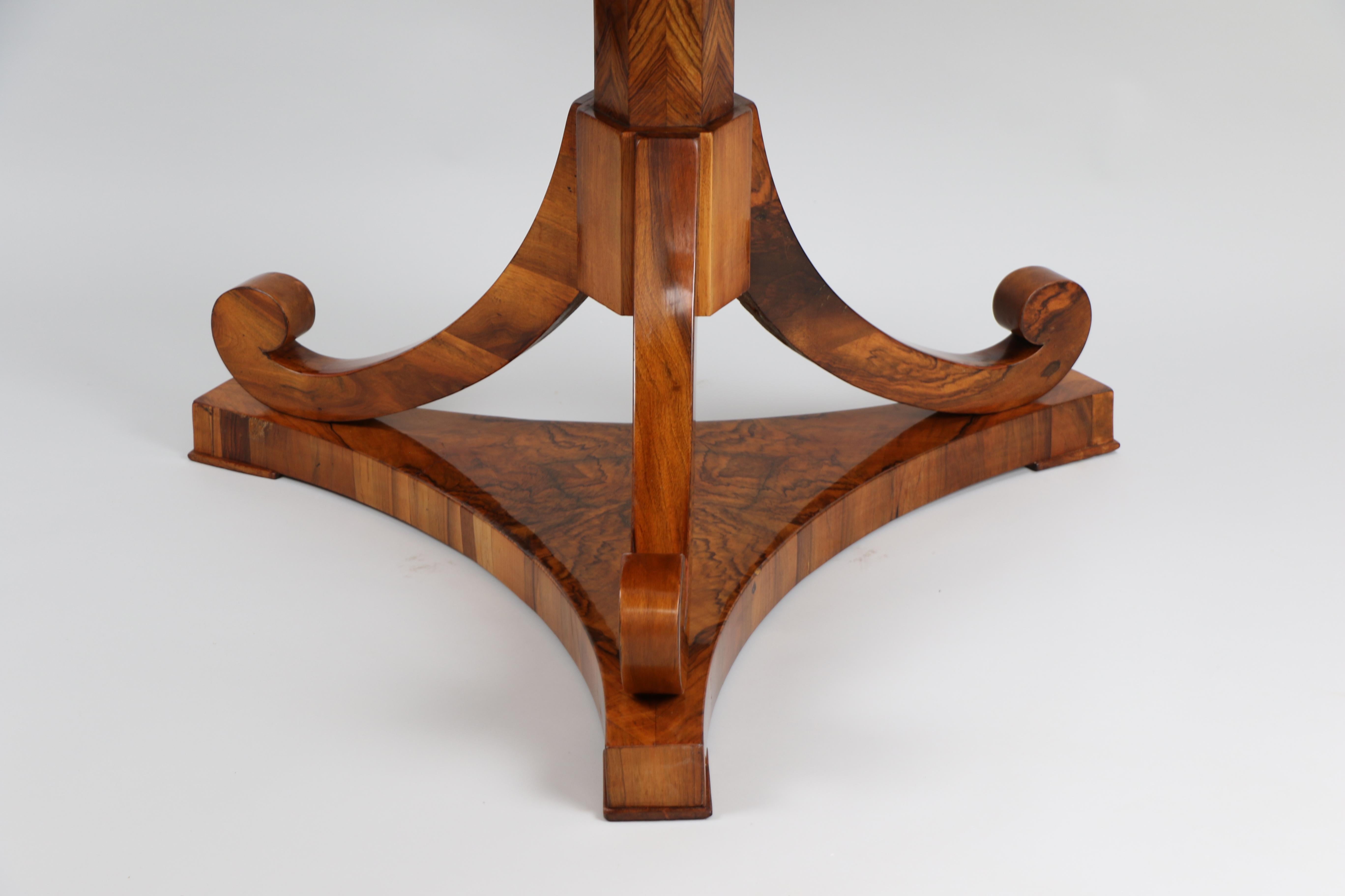 Table Biedermeier en noyer du XIXe siècle. Vienne, vers 1825. en vente 4