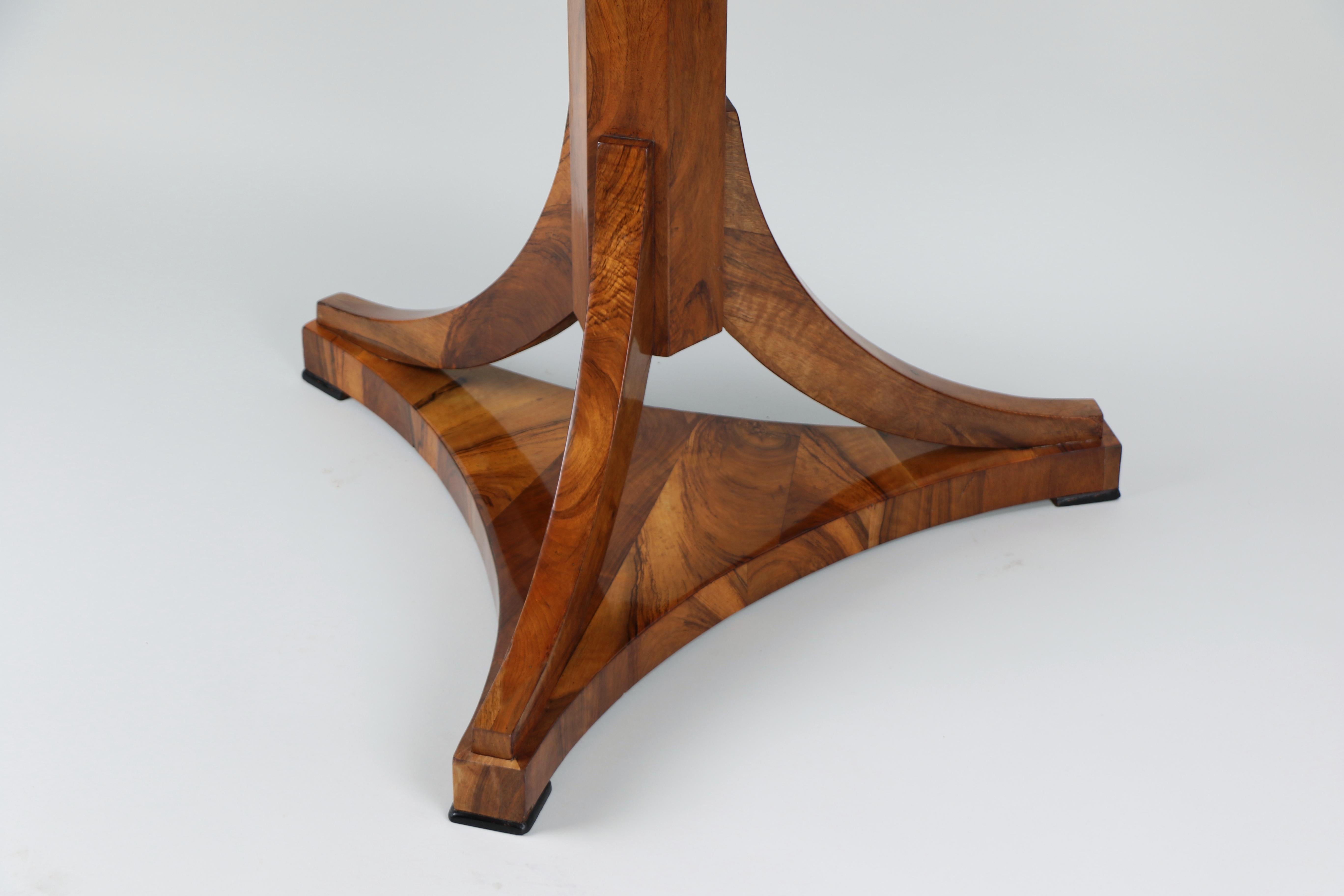 Table Biedermeier en noyer du XIXe siècle. Vienne, vers 1825. en vente 6
