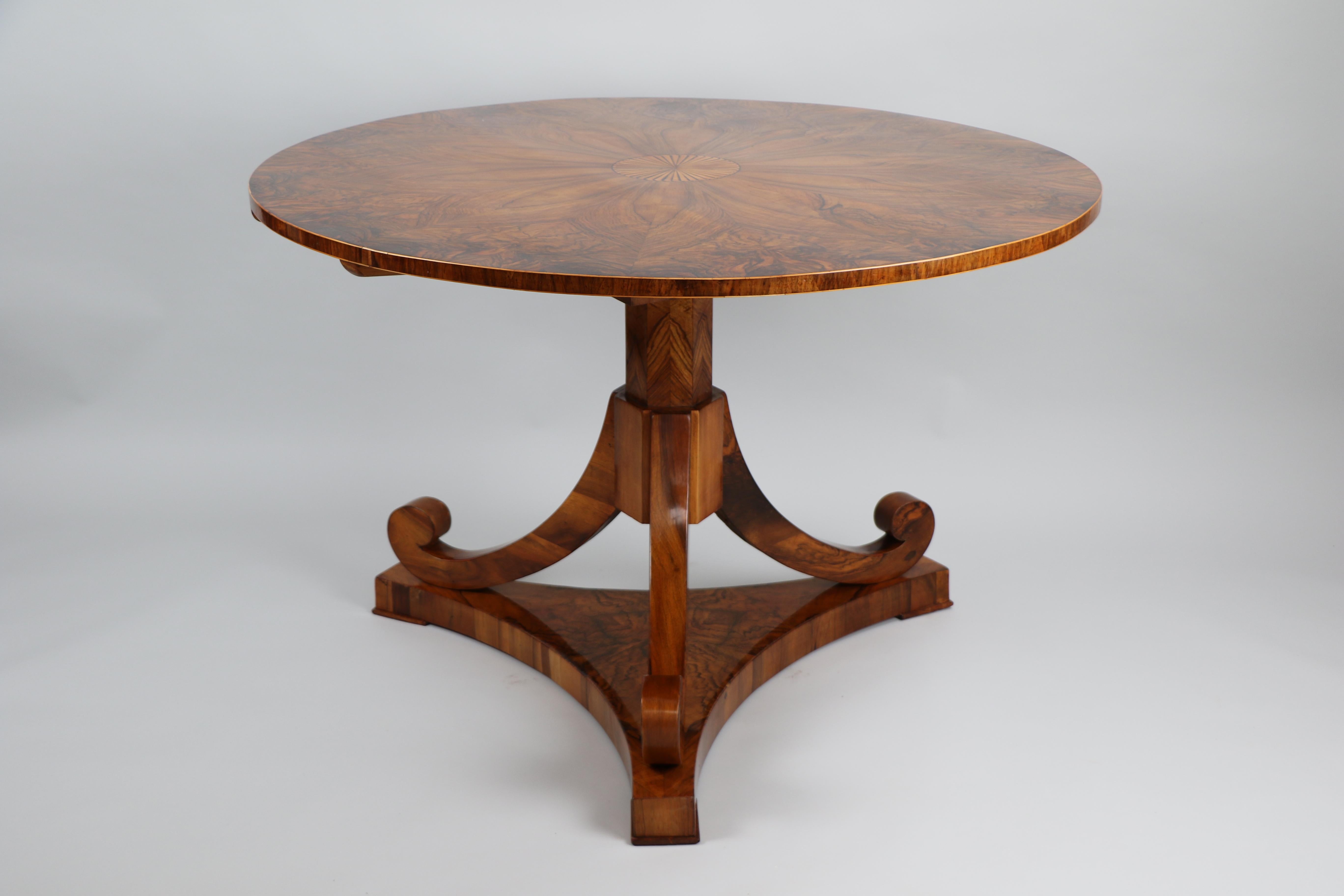Table Biedermeier en noyer du XIXe siècle. Vienne, vers 1825. en vente 5