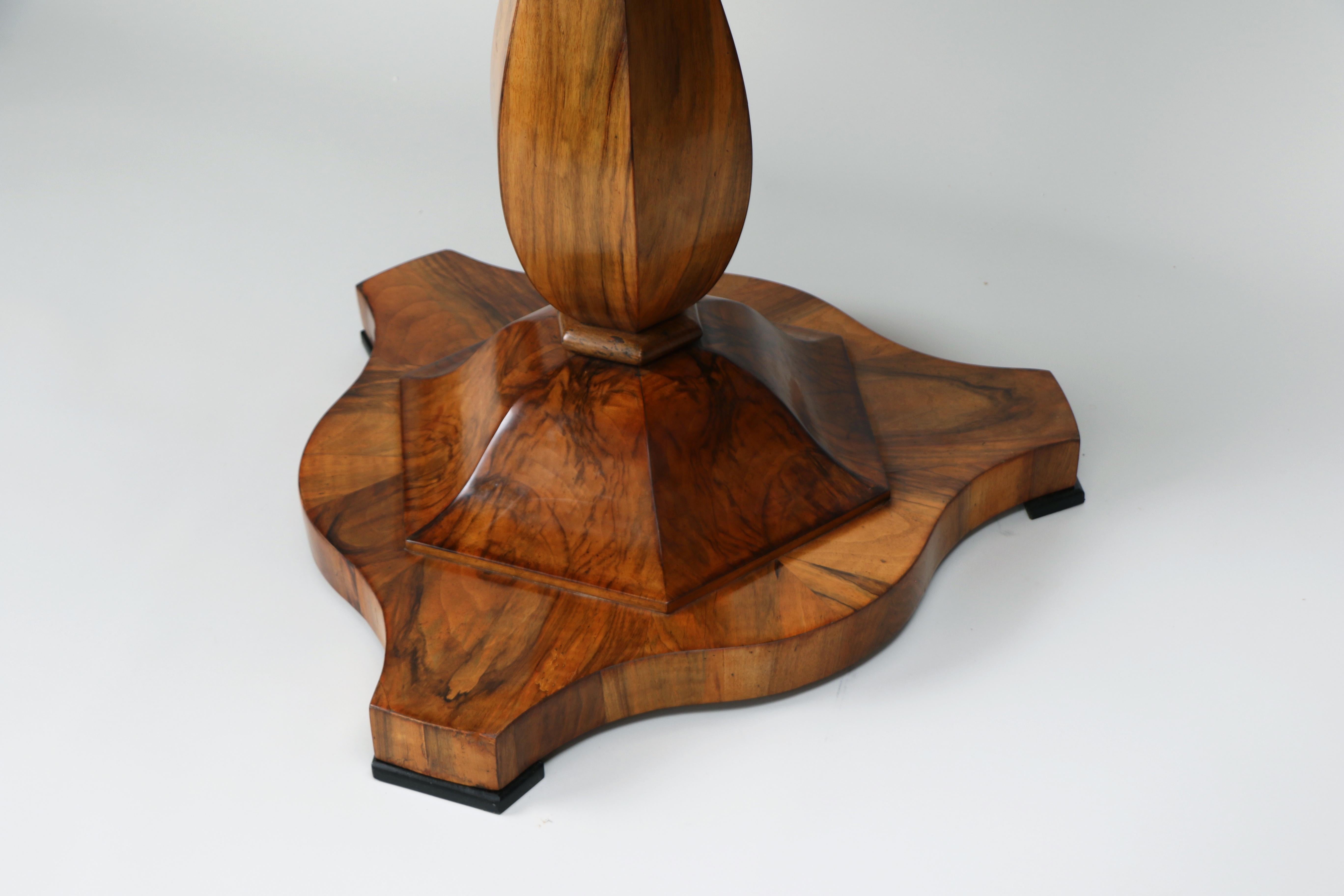 Table Biedermeier en noyer du XIXe siècle. Vienne, vers 1825. en vente 7