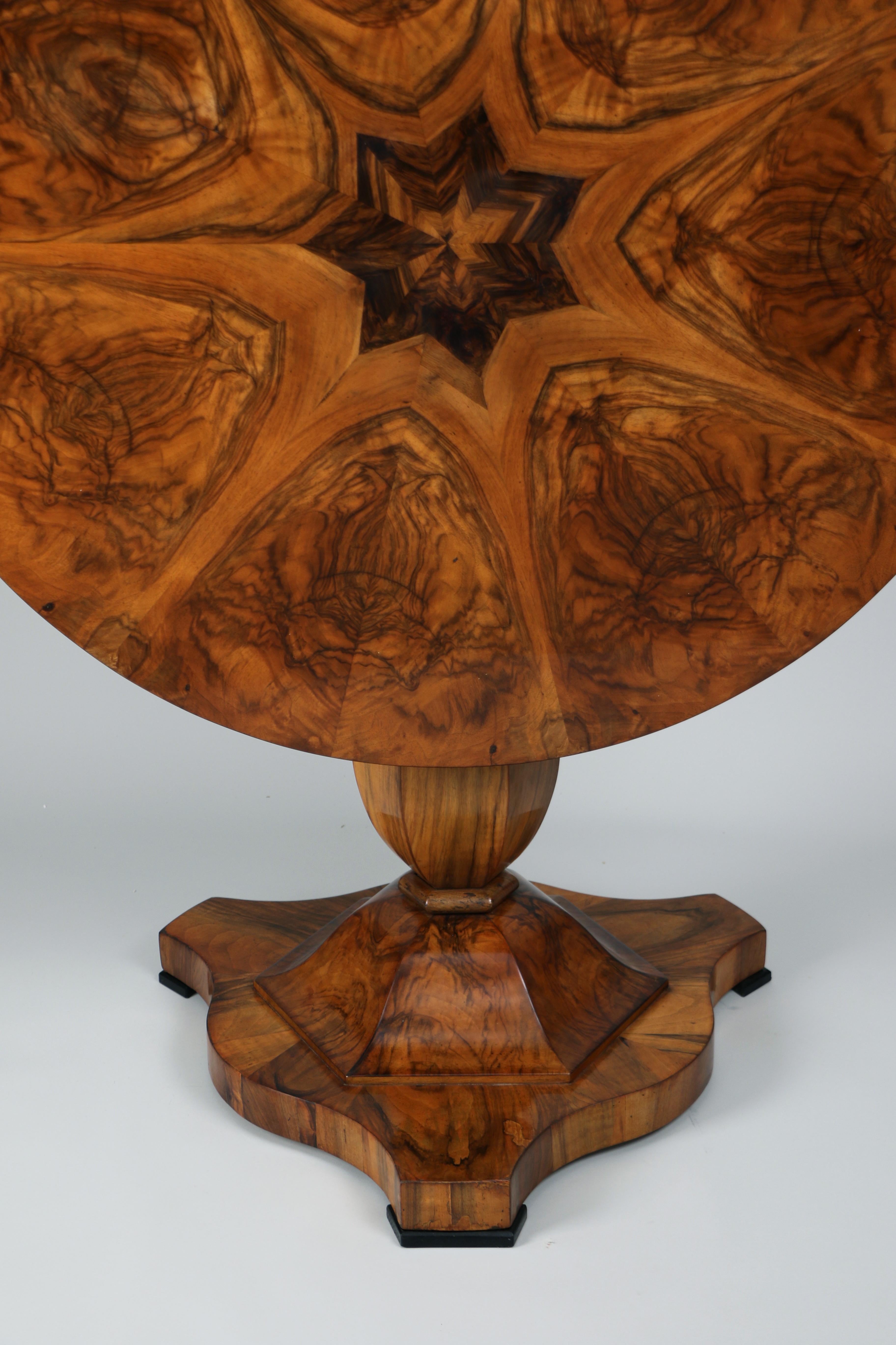 Table Biedermeier en noyer du XIXe siècle. Vienne, vers 1825. en vente 8