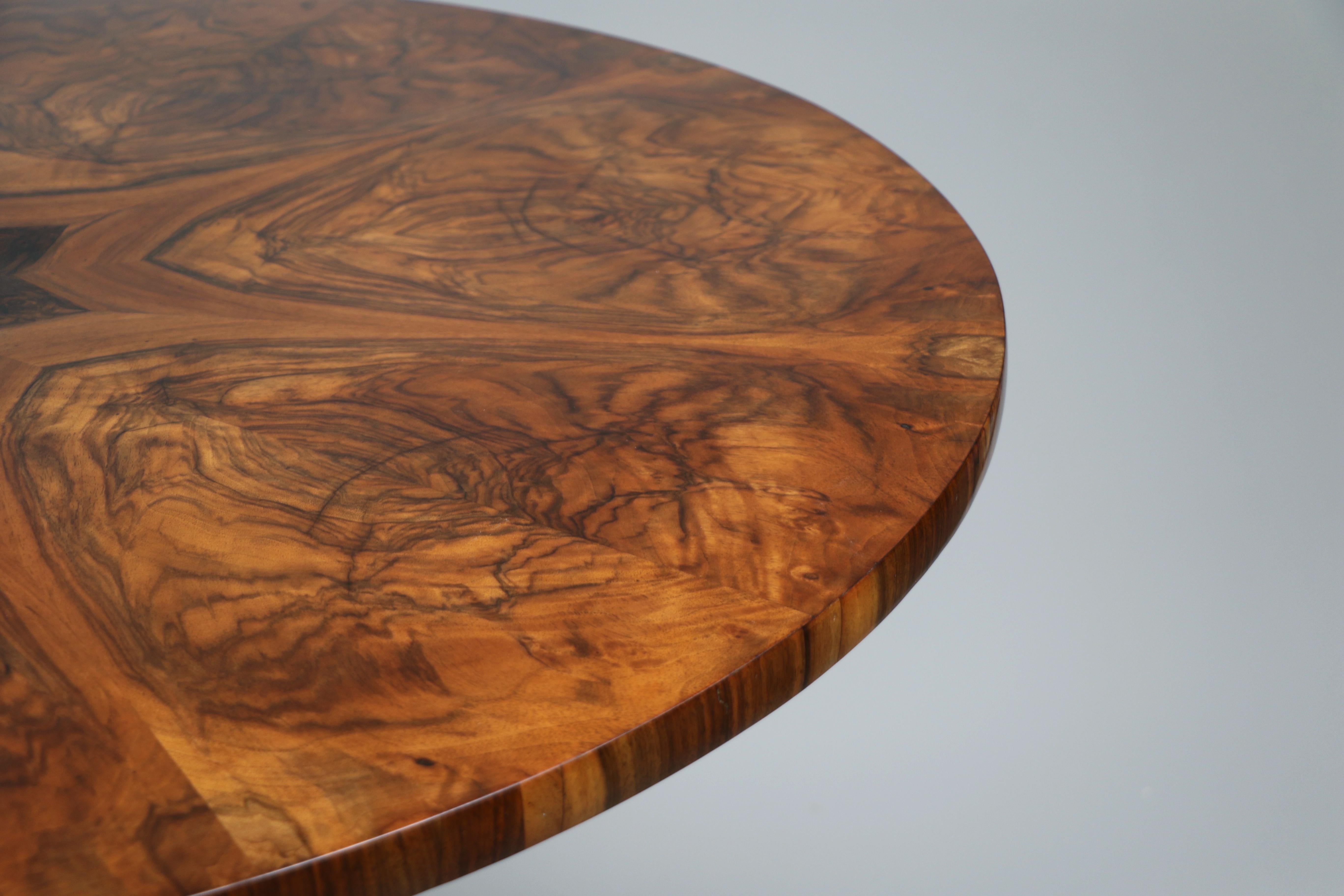 Table Biedermeier en noyer du XIXe siècle. Vienne, vers 1825. en vente 9