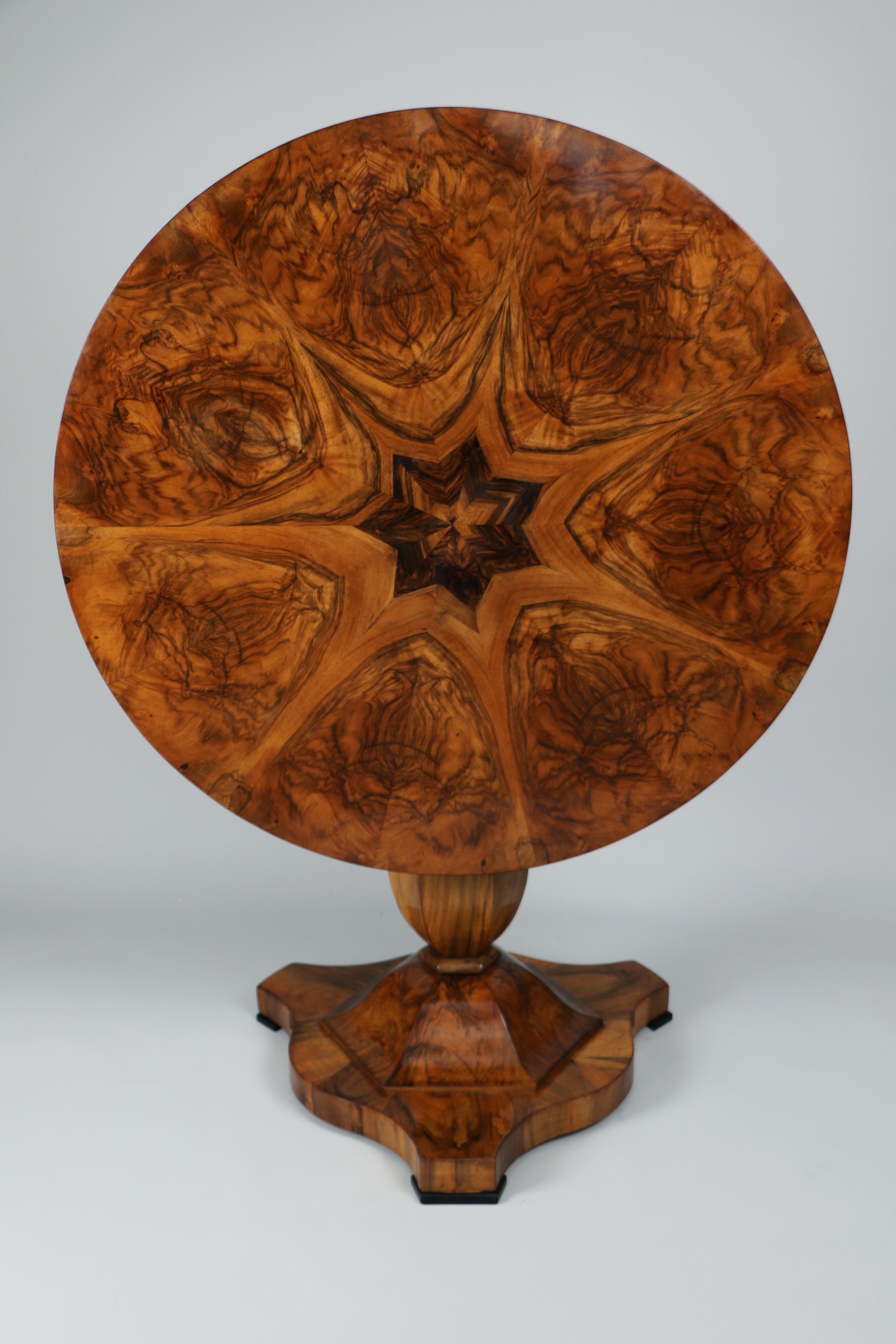 Table Biedermeier en noyer du XIXe siècle. Vienne, vers 1825. en vente 10