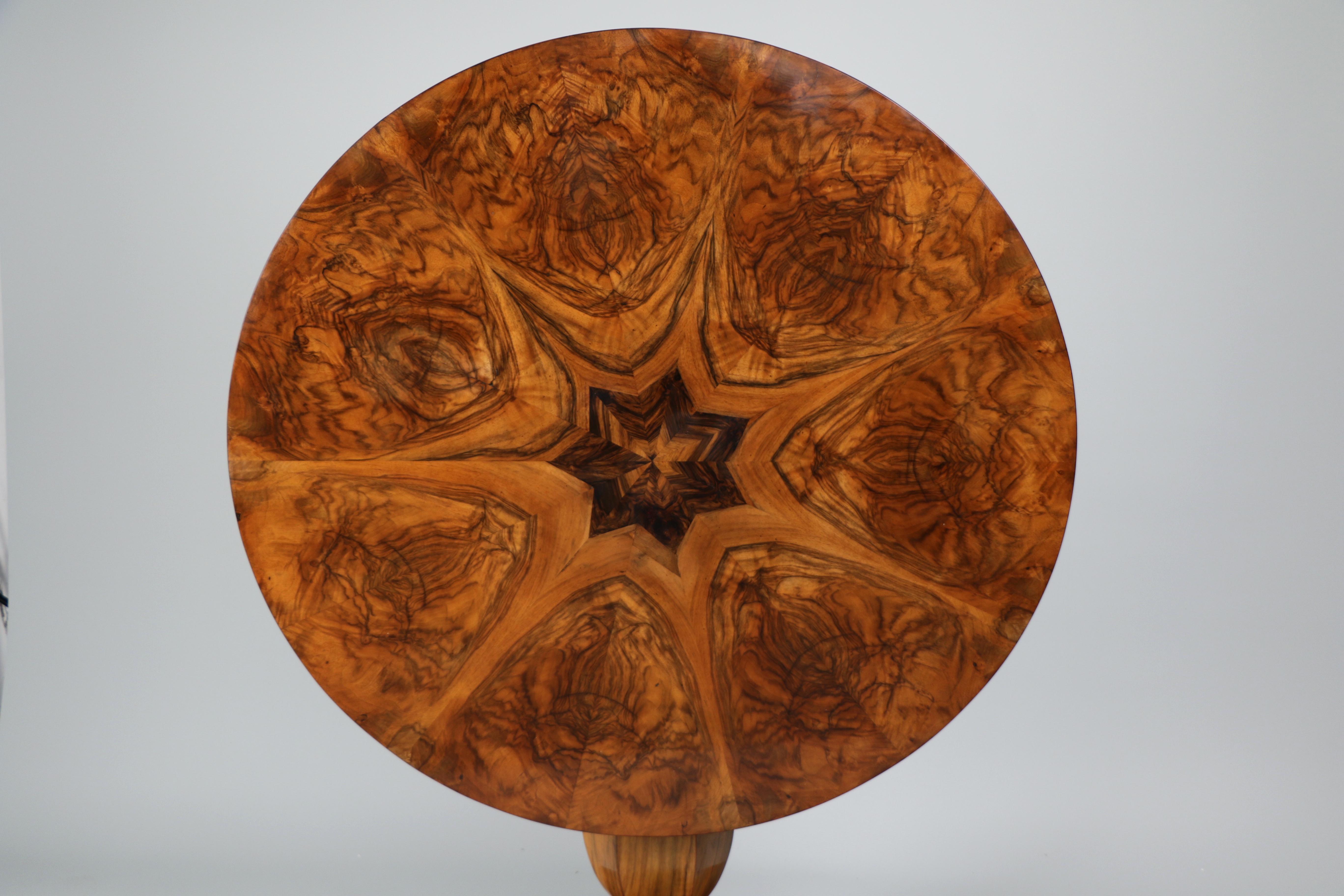 Table Biedermeier en noyer du XIXe siècle. Vienne, vers 1825. en vente 11