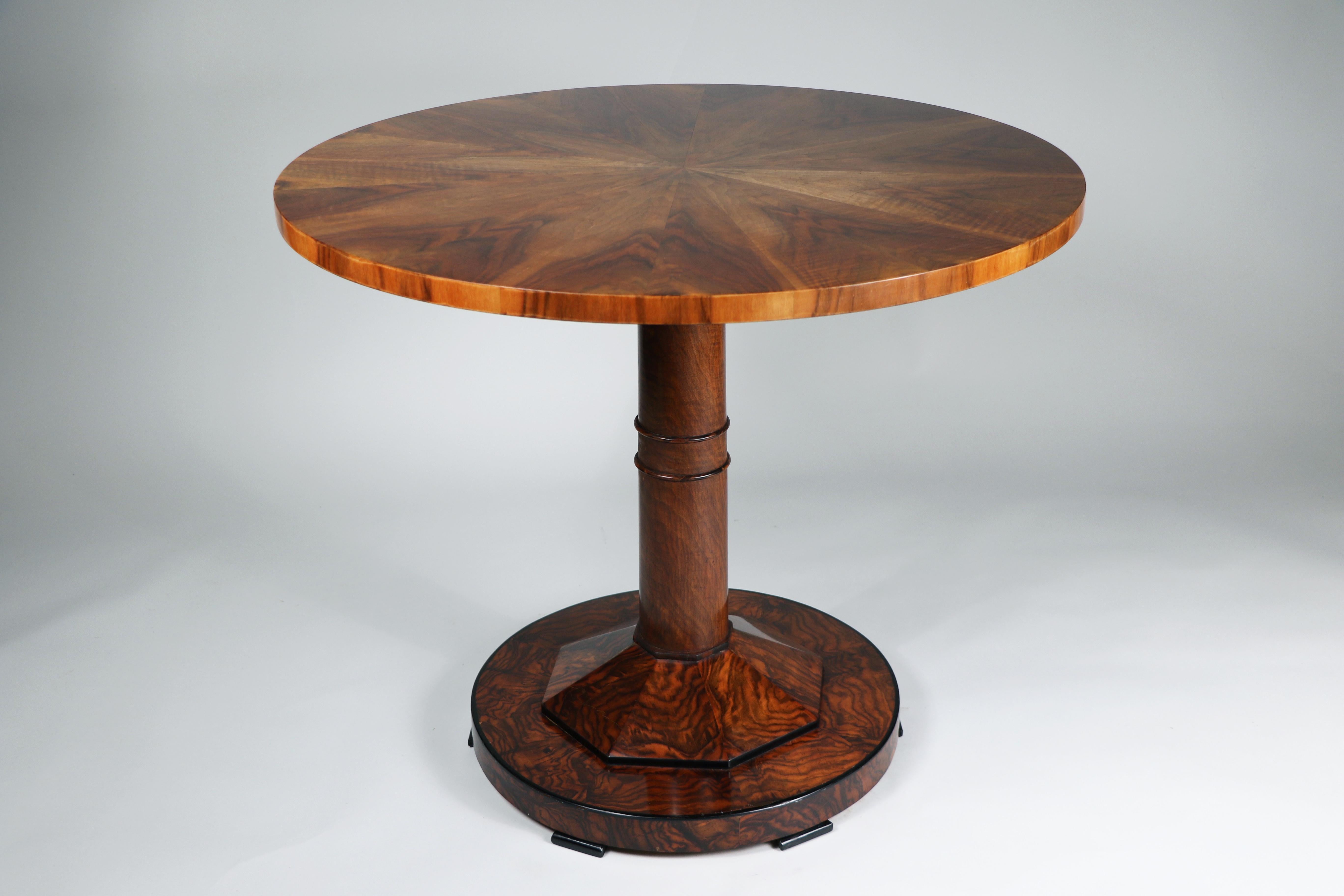 Hello,
This elegant Biedermeier walnut pedestal table is the best example of high quality Viennese piece from circa 1825.

Viennese Biedermeier is distinguished by their sophisticated proportions, rare and refined design and excellent craftsmanship