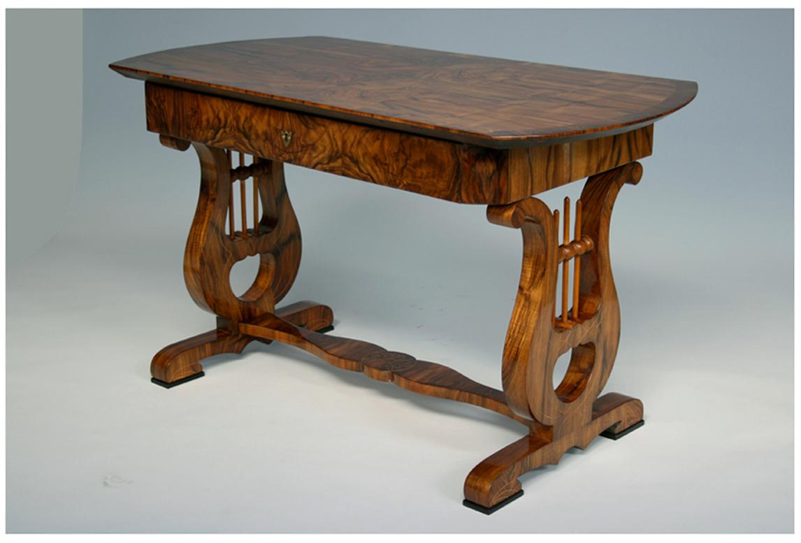 Bonjour,
Cette exceptionnelle table à un tiroir de style Biedermeier a été fabriquée au début de la période Biedermeier viennoise, vers 1825.

Le Biedermeier viennois se distingue par ses proportions sophistiquées, son design rare et raffiné et son