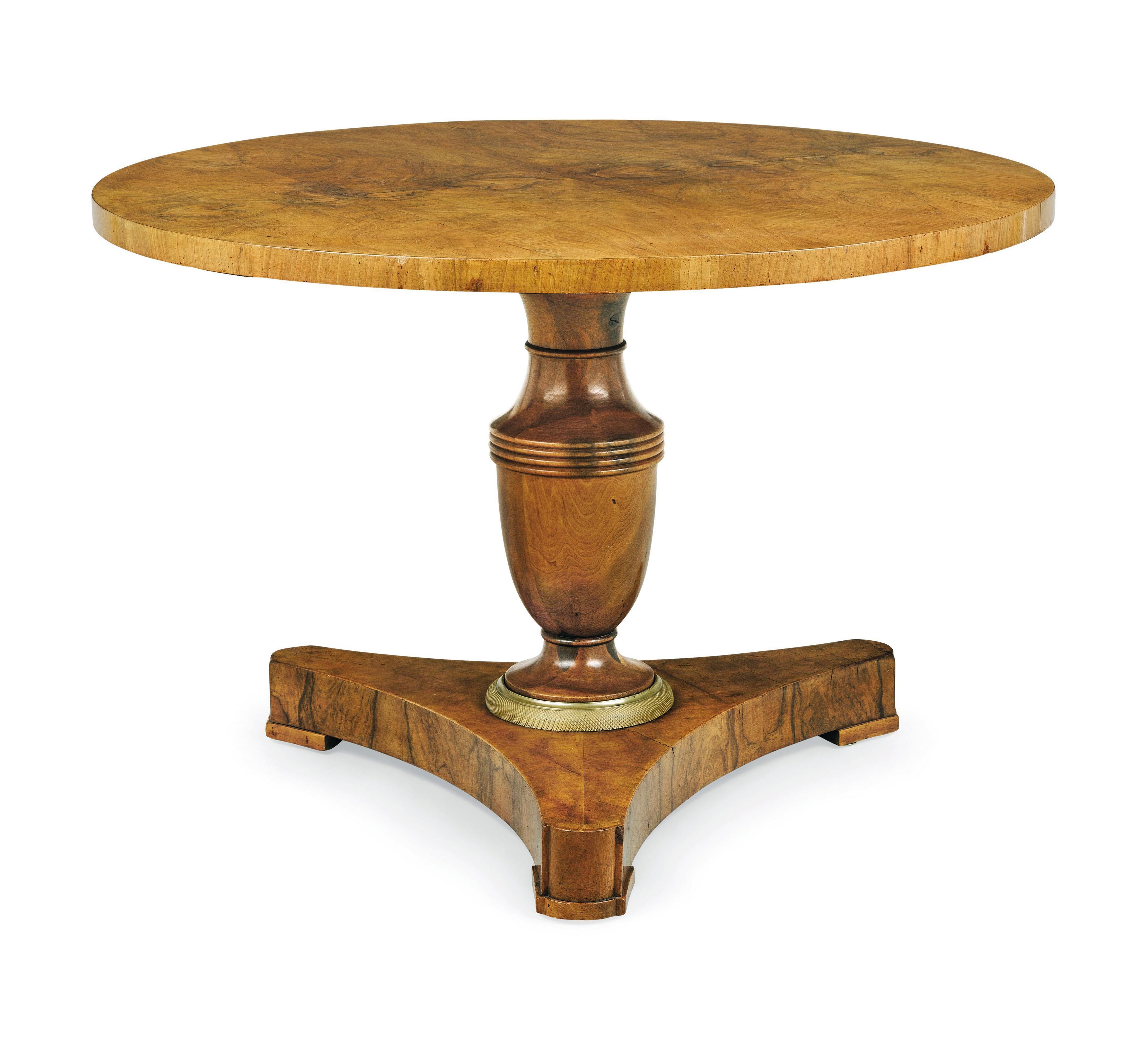 Hallo,
Dieser prächtige Biedermeier-Sockeltisch aus Nussbaumholz ist das beste Beispiel für ein hochwertiges Wiener Stück aus der Zeit um 1825.

Das Wiener Biedermeier zeichnet sich durch seine raffinierten Proportionen, sein seltenes und