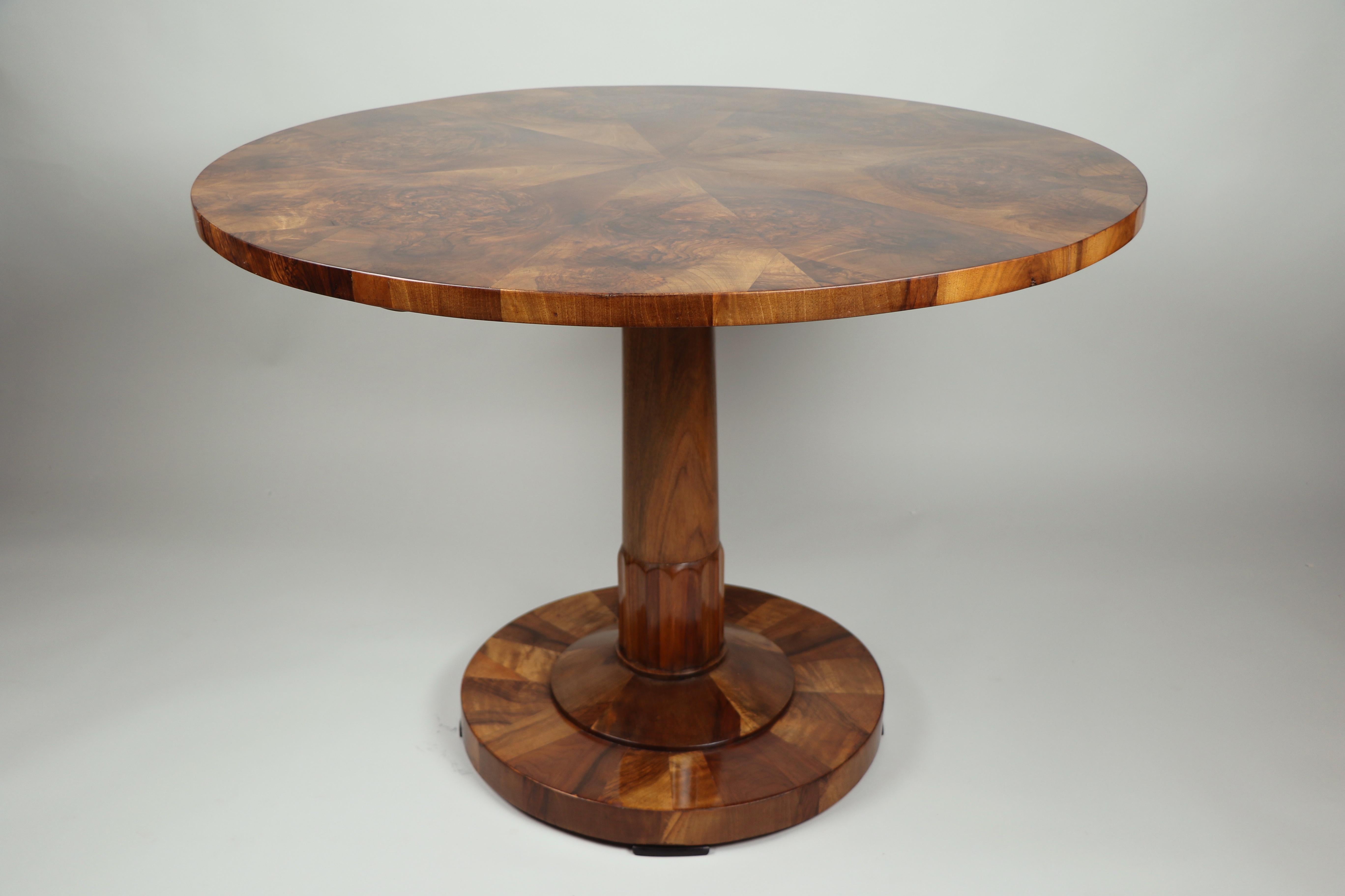 Hello,
This fine Biedermeier walnut table was made in Vienna circa 1825.

Viennese Biedermeier pieces are distinguished by their sophisticated proportions, rare and refined design, excellent craftsmanship and continue to have a great influence on