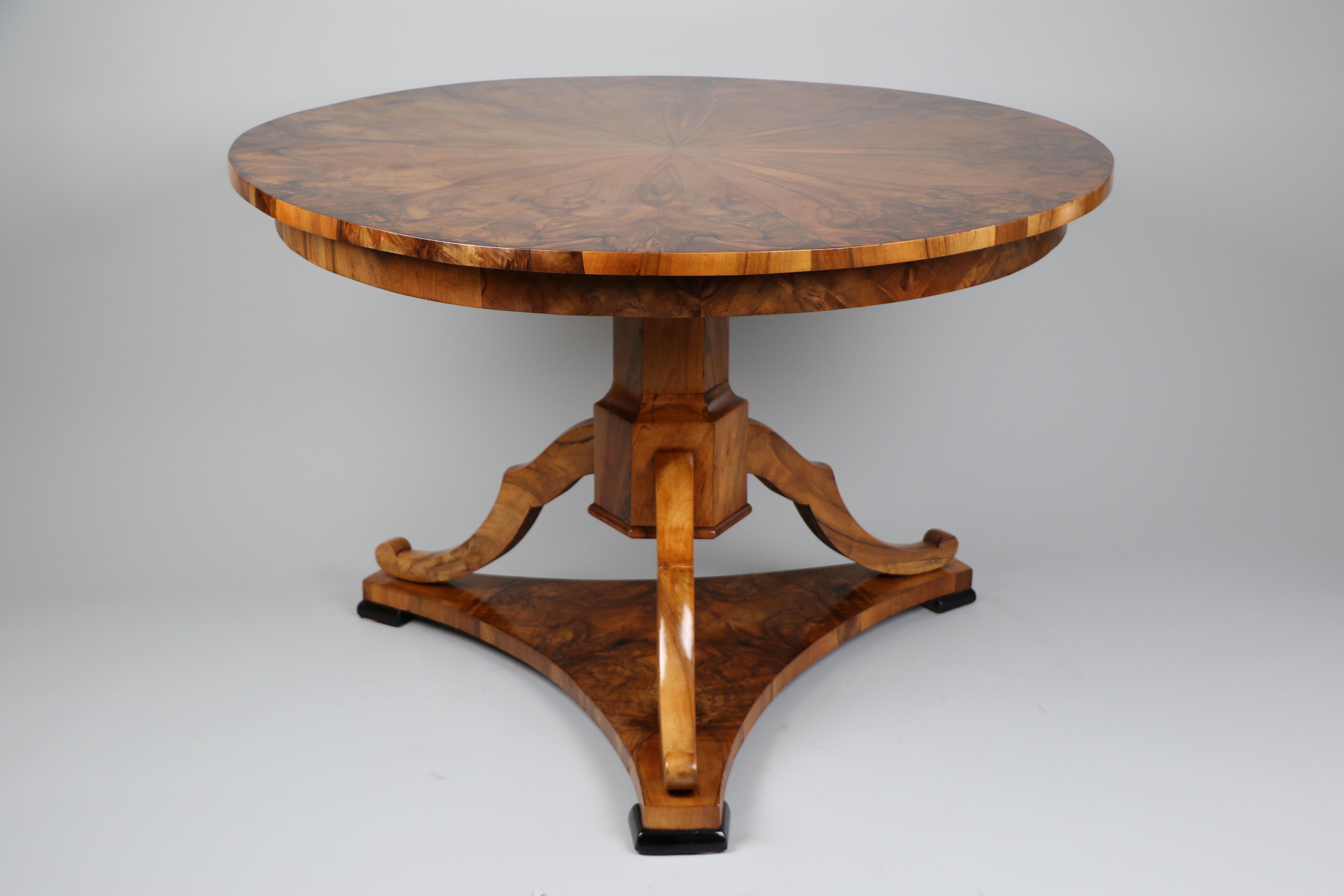 Bonjour,
Ce superbe guéridon en noyer Biedermeier est le meilleur exemple d'une pièce viennoise de qualité supérieure datant d'environ 1825.

Le Biedermeier viennois se distingue par ses proportions sophistiquées, son design rare et raffiné et son