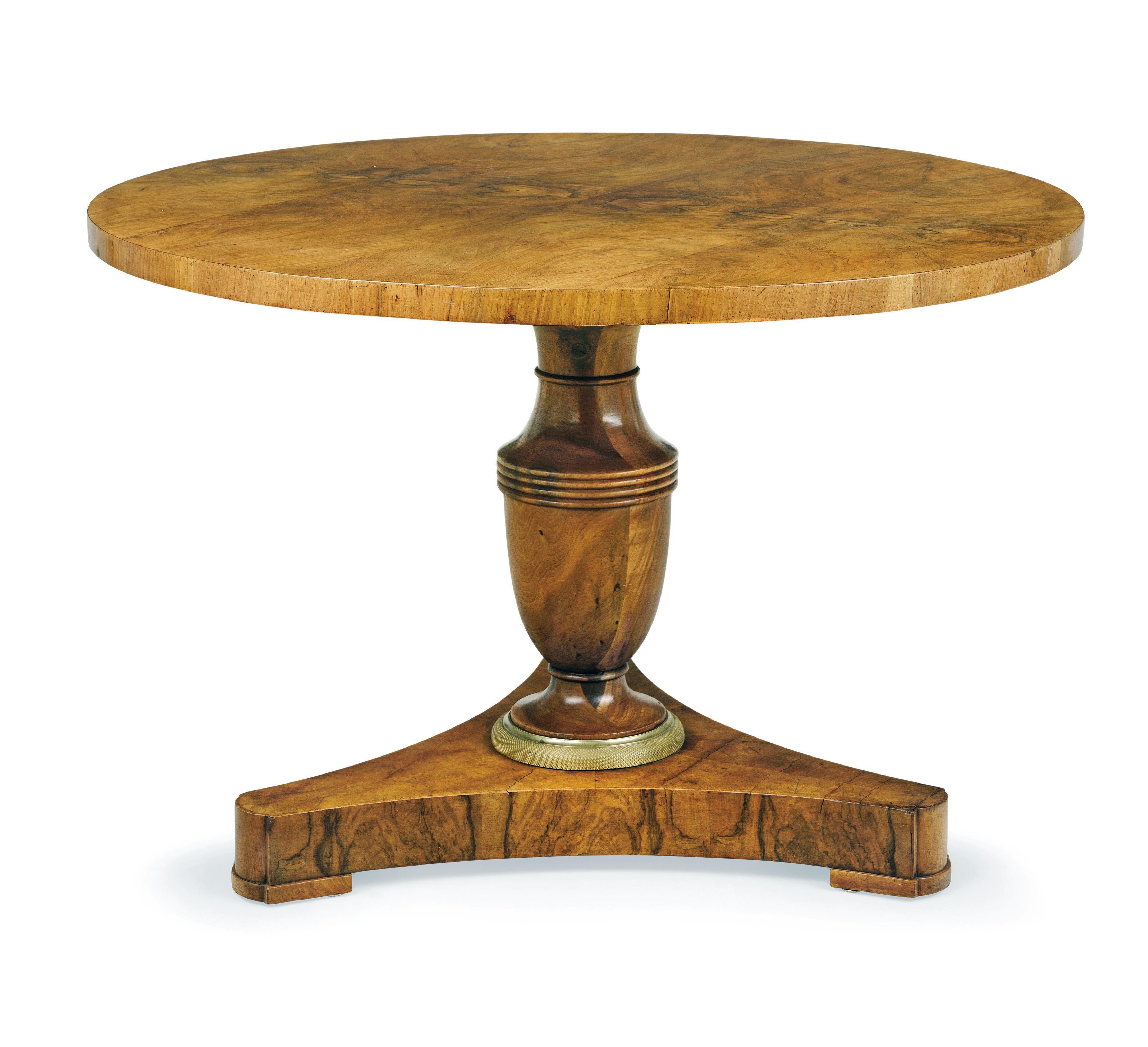 Bonjour,
Ce superbe guéridon en noyer Biedermeier est le meilleur exemple d'une pièce viennoise de qualité supérieure datant d'environ 1825.

Le Biedermeier viennois se distingue par ses proportions sophistiquées, son design rare et raffiné et son