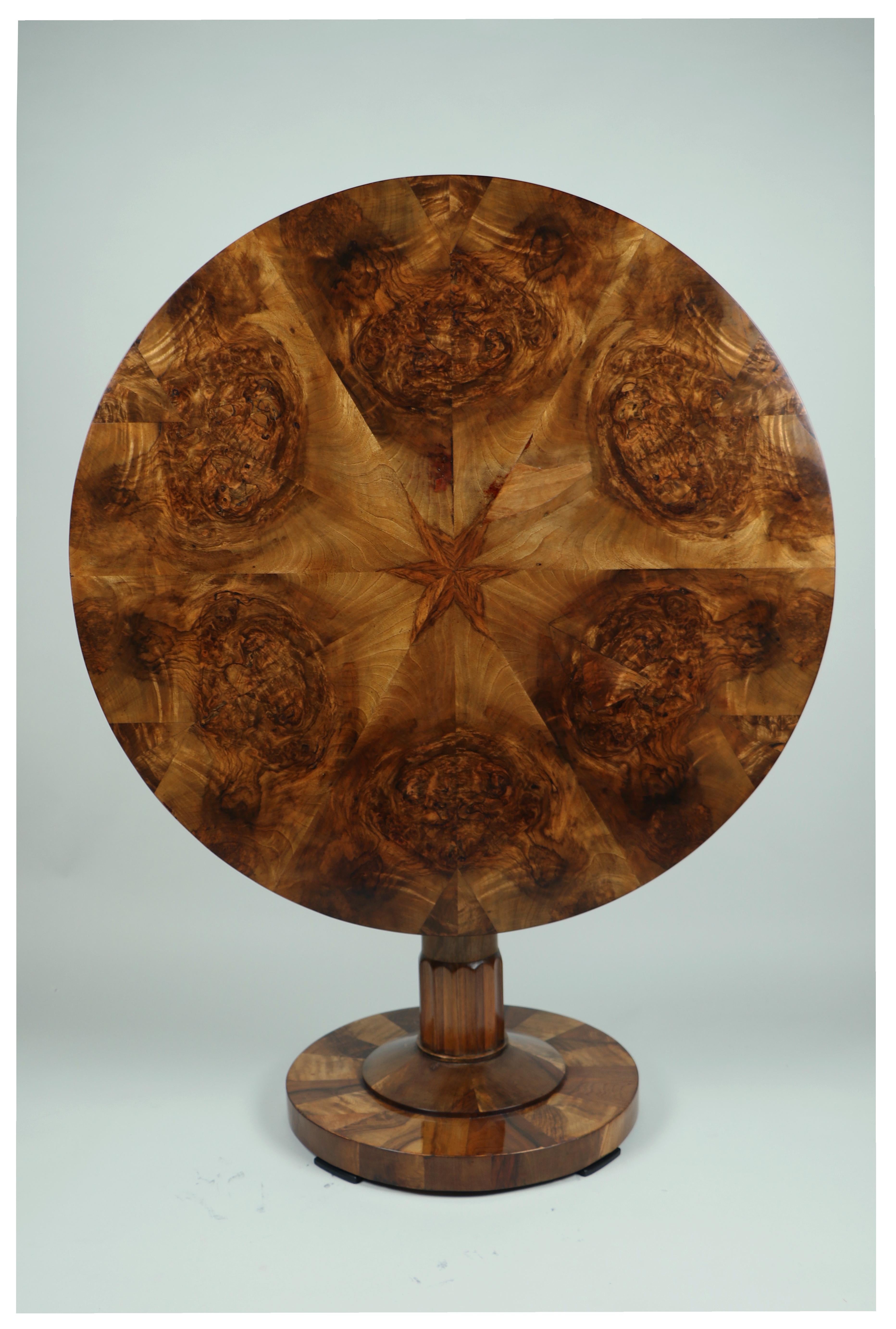 Bonjour,
Cette belle table en noyer Biedermeier a été fabriquée à Vienne vers 1825.

Les pièces du Biedermeier viennois se distinguent par leurs proportions sophistiquées, leur design rare et raffiné, leur excellente facture et continuent d'avoir