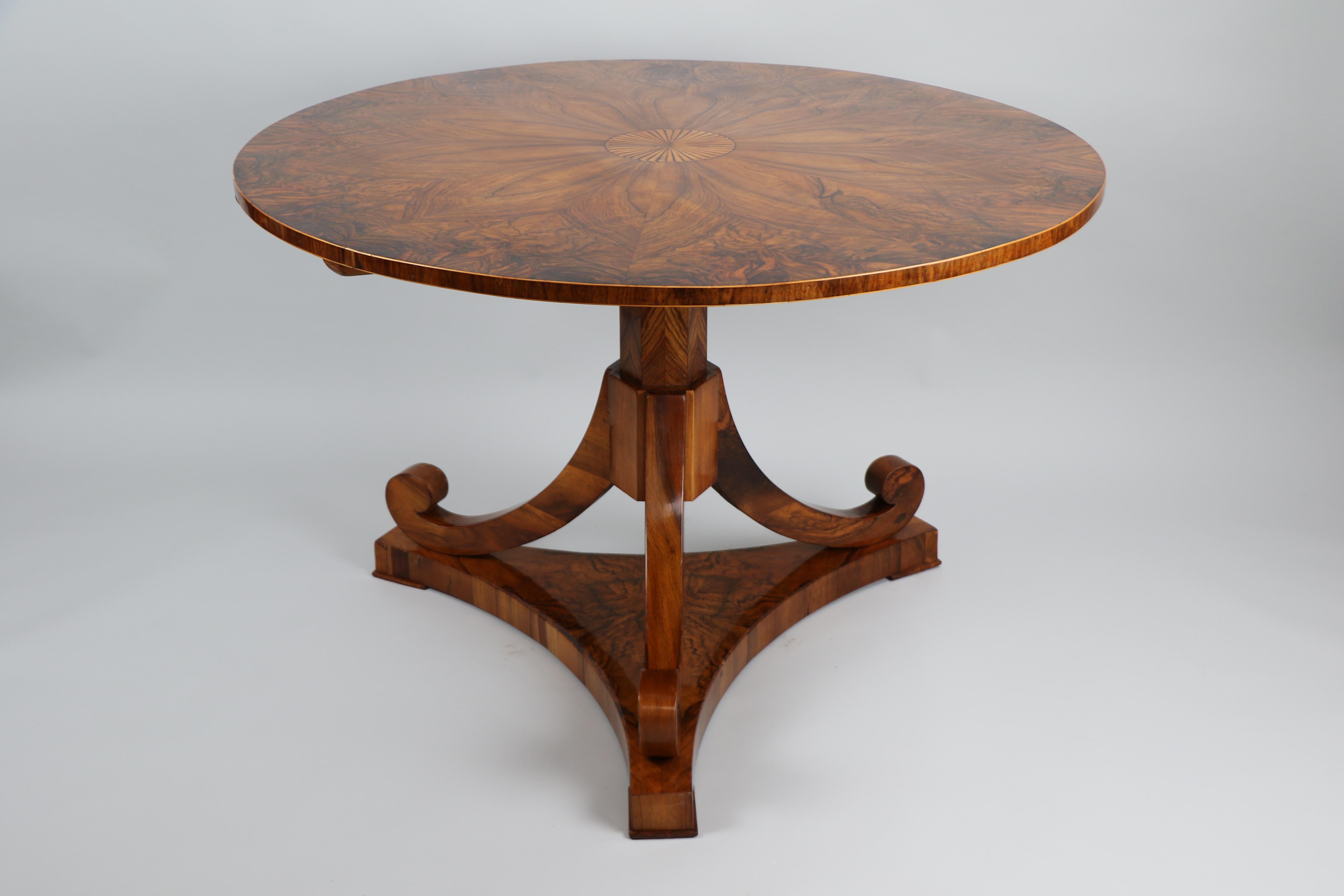 Bonjour,
Ce superbe guéridon en noyer Biedermeier est le meilleur exemple d'une pièce viennoise de qualité supérieure datant d'environ 1825.

Le Biedermeier viennois se distingue par ses proportions sophistiquées, son design rare et raffiné et son