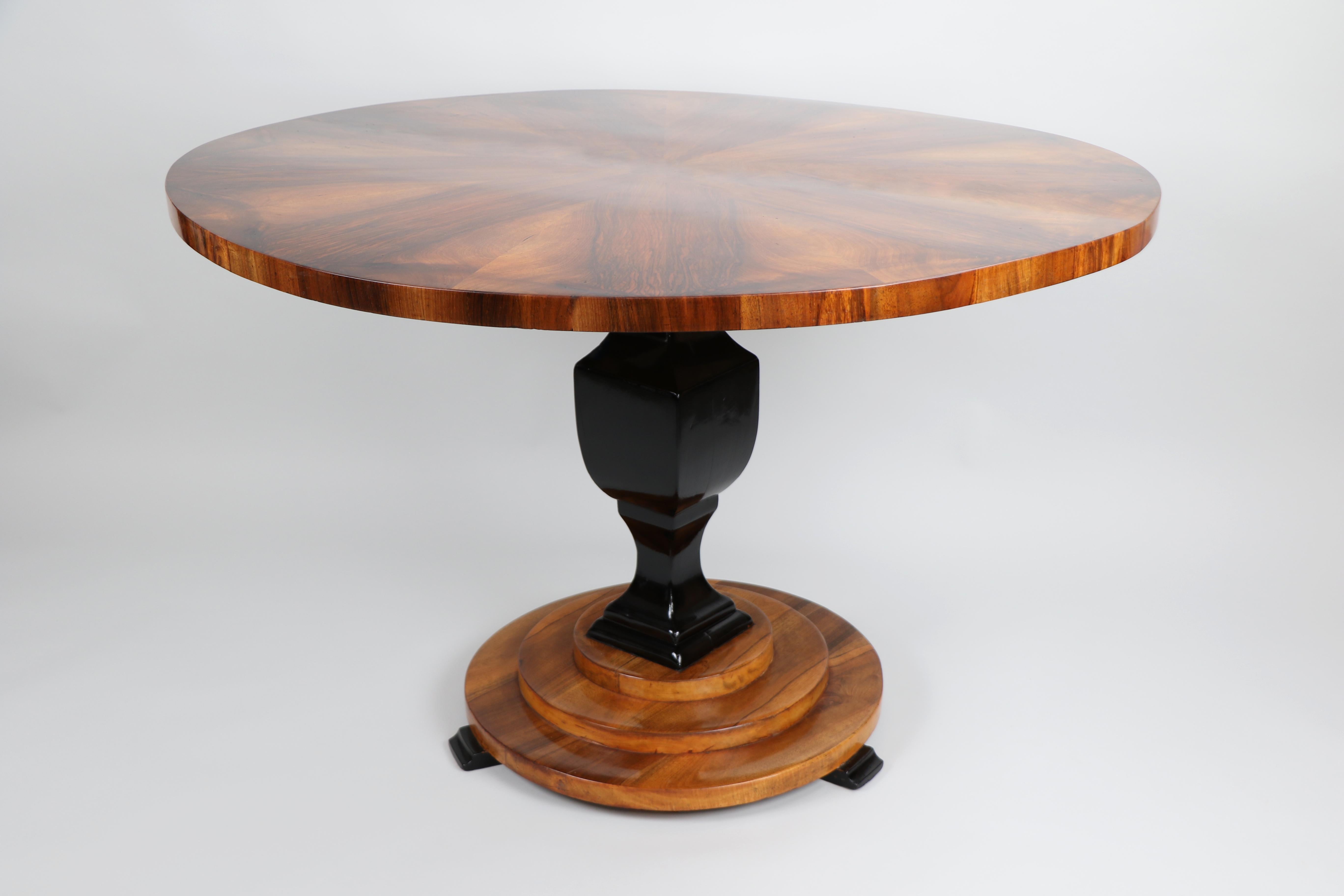 Bonjour,
Cet élégant et très rare grand guéridon en noyer de Biedermeier est le meilleur exemple d'une pièce viennoise de qualité supérieure datant d'environ 1820-25.

Le Biedermeier viennois se distingue par ses proportions sophistiquées, son