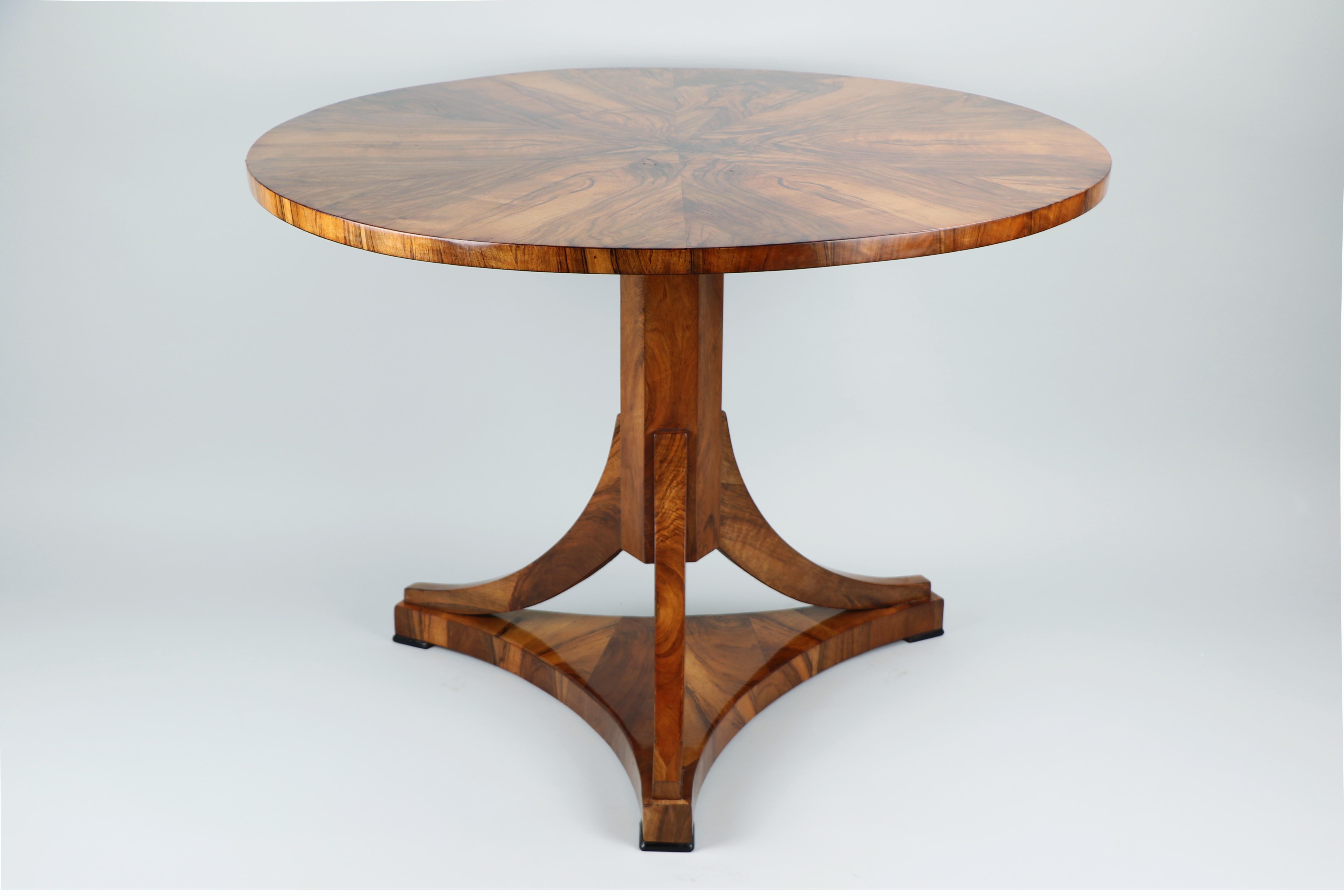 Bonjour,
Cette élégante table en noyer Biedermeier a été fabriquée à Vienne vers 1825.

Les pièces du Biedermeier viennois se distinguent par leurs proportions sophistiquées, leur design rare et raffiné, leur excellente facture et continuent d'avoir