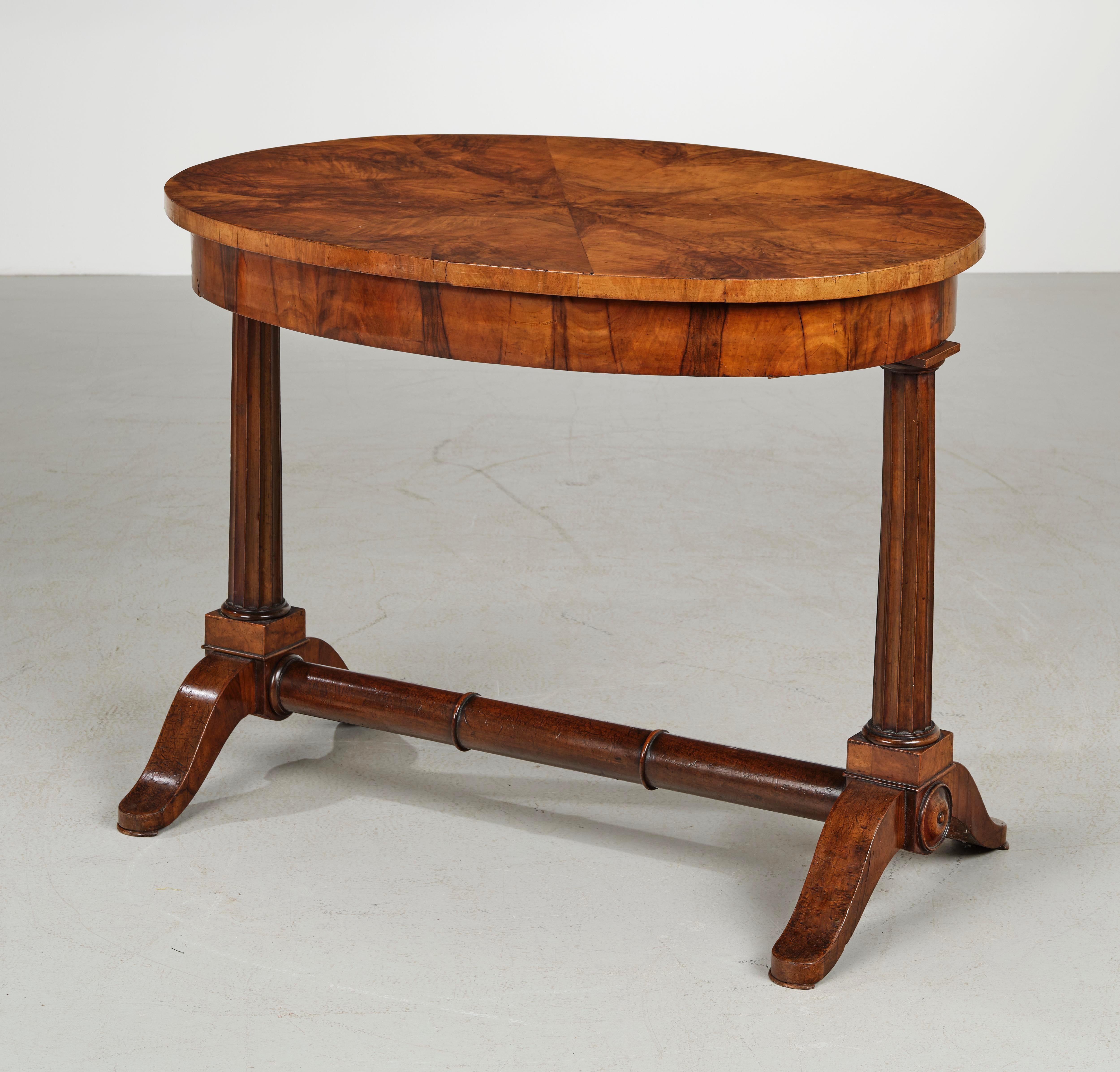 Siamo lieti di presentare questo eccezionale tavolo da scrittura ovale, un capolavoro del primo periodo Biedermeier, realizzato a Vienna intorno al 1825. Questo squisito pezzo, attribuito al rinomato ebanista Josef Danhauser, incarna il più alto