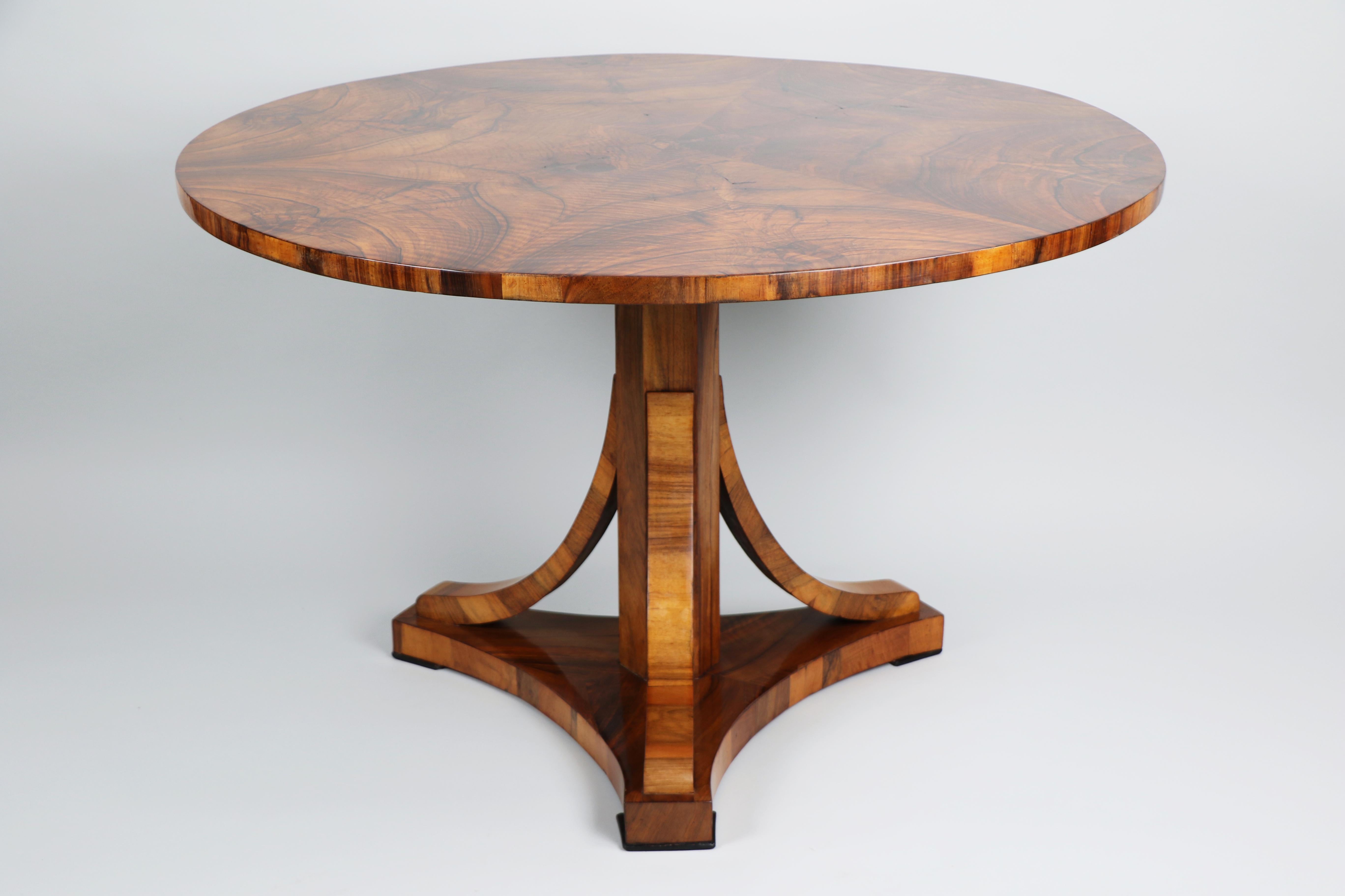 Cette exceptionnelle table en noyer Biedermeier, fabriquée à Vienne vers 1825, incarne l'élégance et la sophistication de l'époque. Les pièces du Biedermeier viennois sont réputées pour leurs proportions impeccables, leur design rare et raffiné et