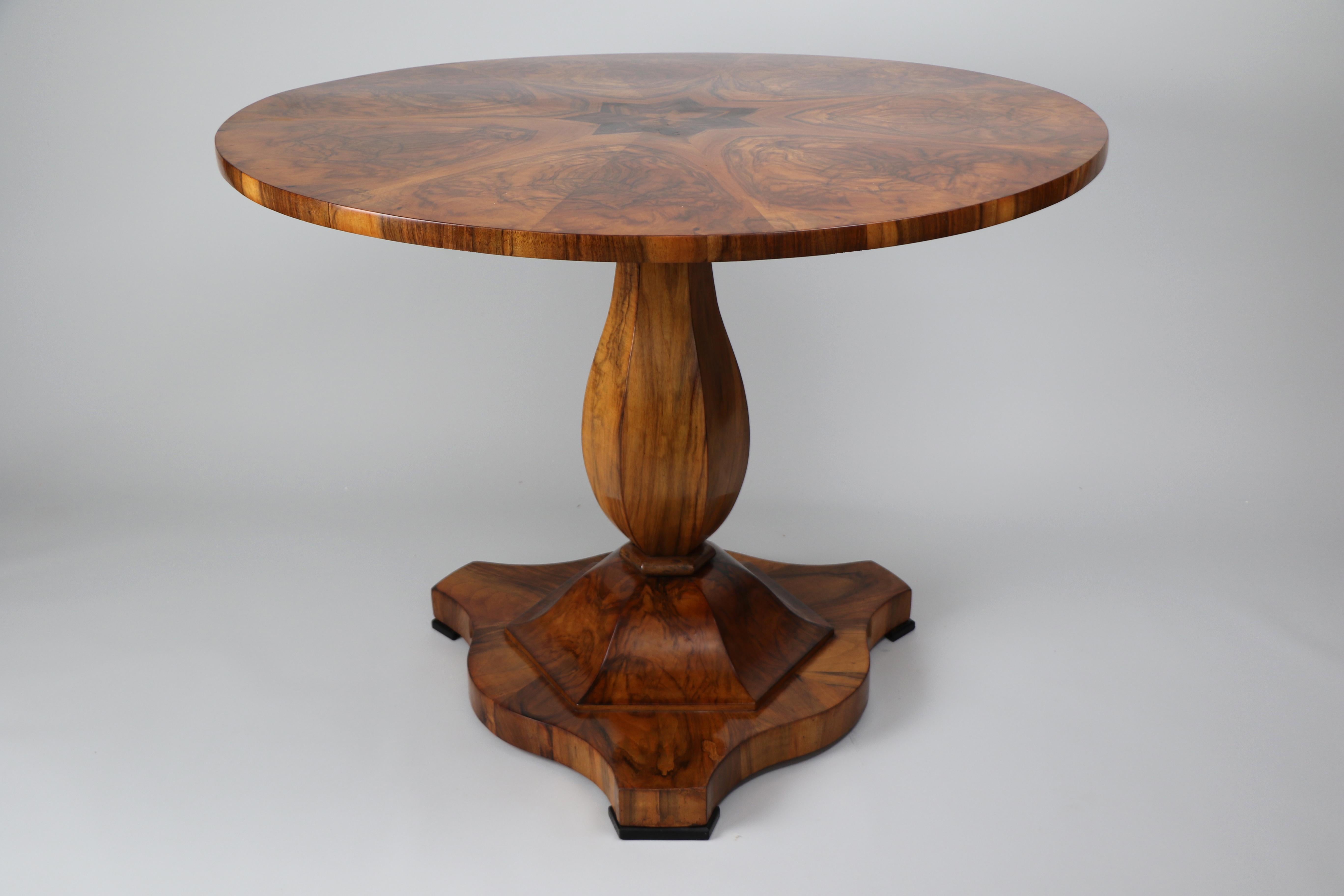 Table exclusive en noyer Biedermeier - Circa 1825

Nous avons le plaisir de présenter cette exquise table en noyer Biedermeier, fabriquée à Vienne vers 1825. Connus pour leurs proportions sophistiquées et leur design rare et raffiné, les meubles