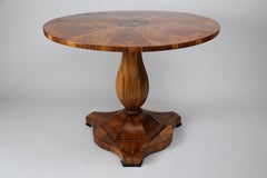 Tavolo in noce Biedermeier del XIX secolo. Vienna, 1825 circa.