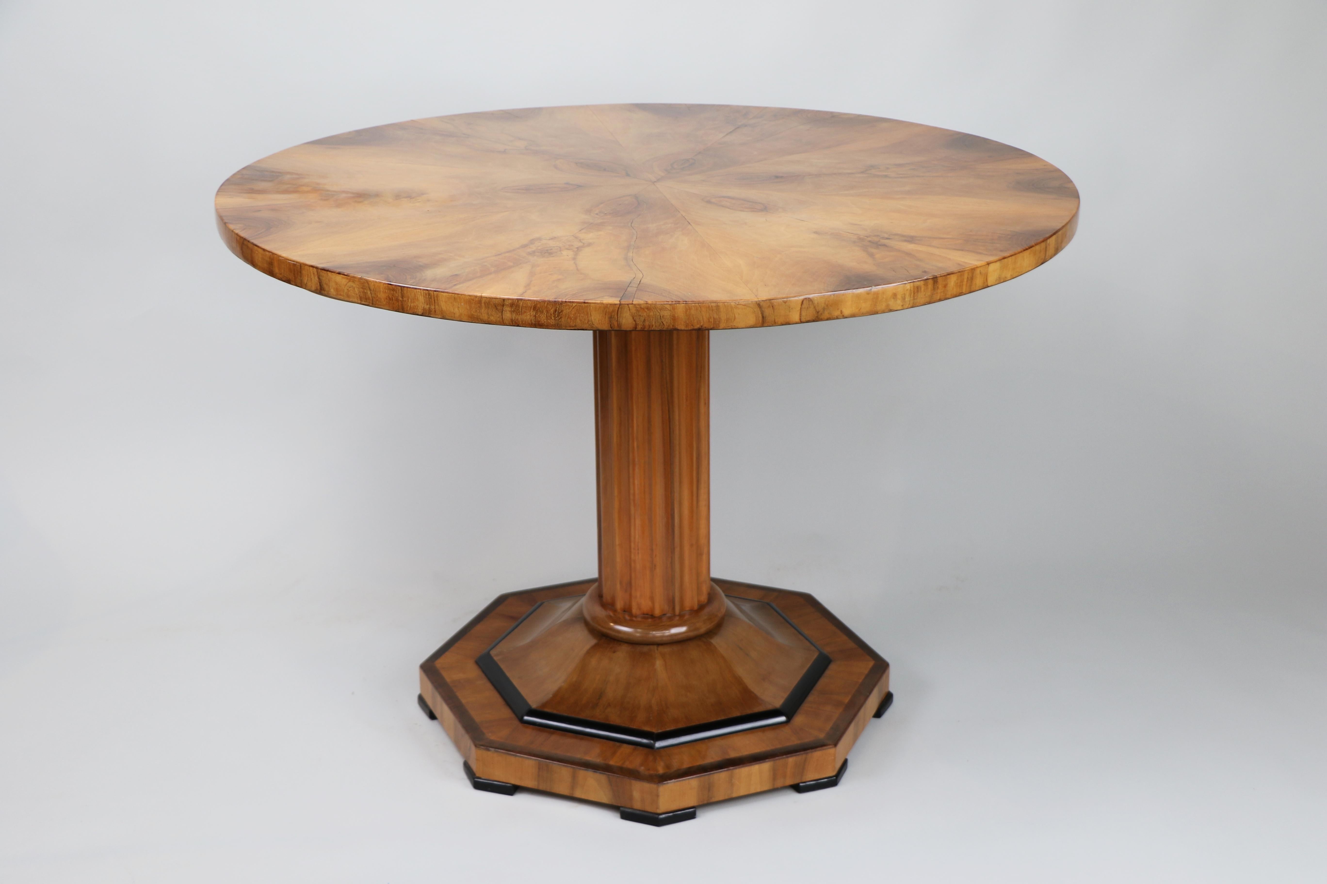 Excepcional mesa vienesa Biedermeier de nogal con pedestal - Viena, c. 1825

Nos enorgullece presentar una mesa de pedestal Biedermeier realmente rara y excepcionalmente bella, fabricada en Viena hacia 1825. Esta extraordinaria pieza encarna las