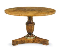 Biedermeier-Tisch aus Nussbaumholz aus dem 19. Jahrhundert. Wiener Stadt, um 1825.